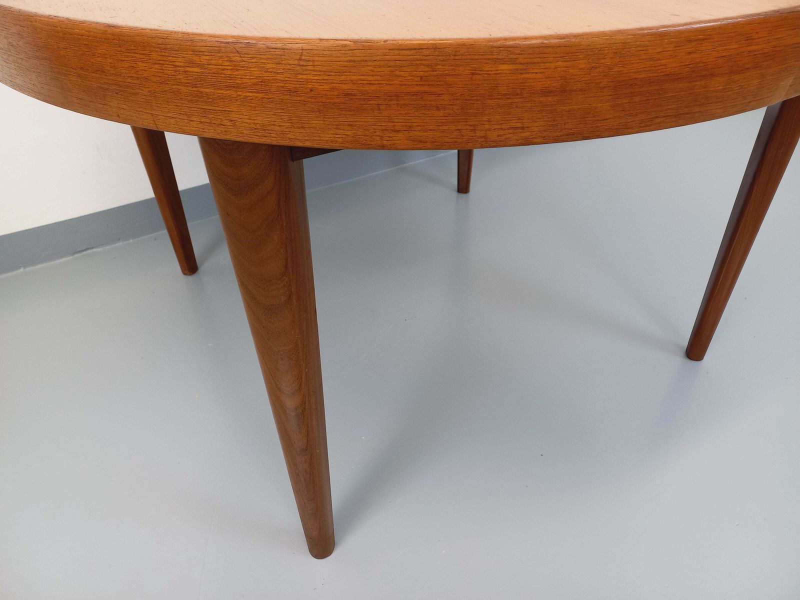 Table ronde scandinave en teck avec 2 rallonges intégrées photo vinterior