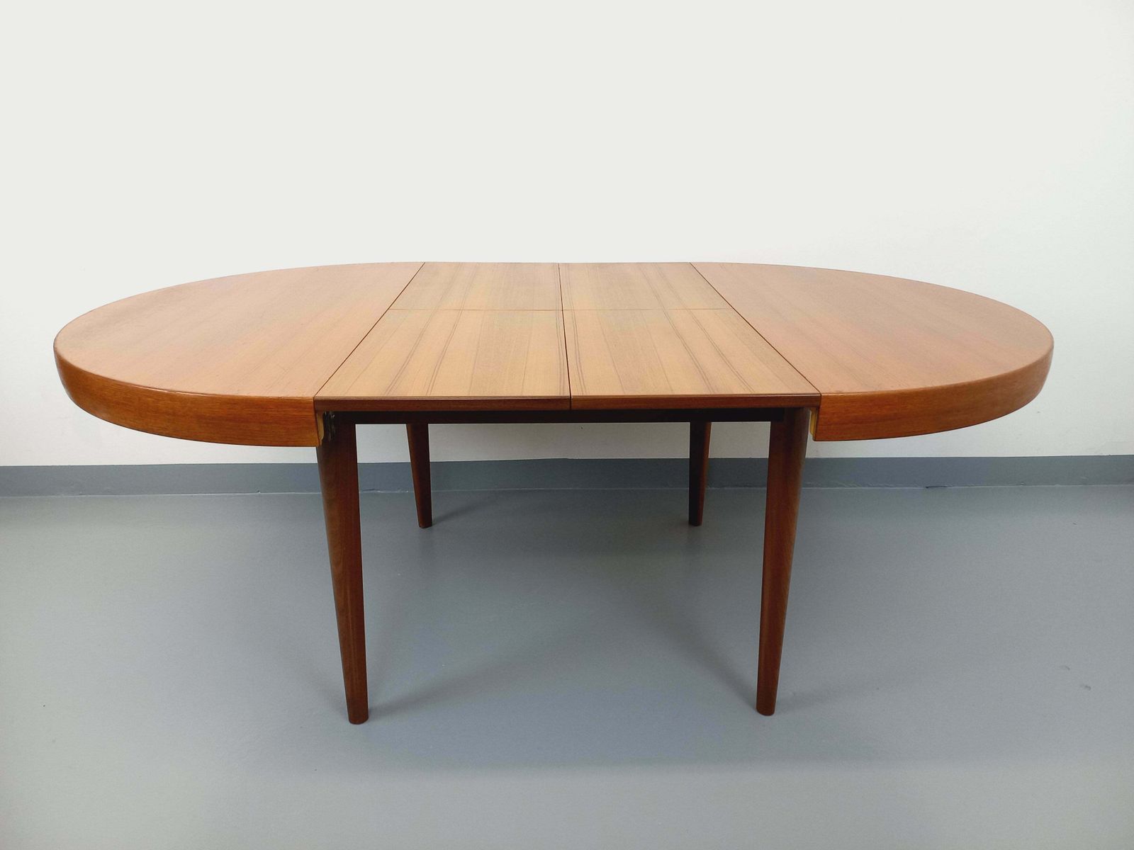 photo vintage Table ronde scandinave en teck avec 2 rallonges intégrées