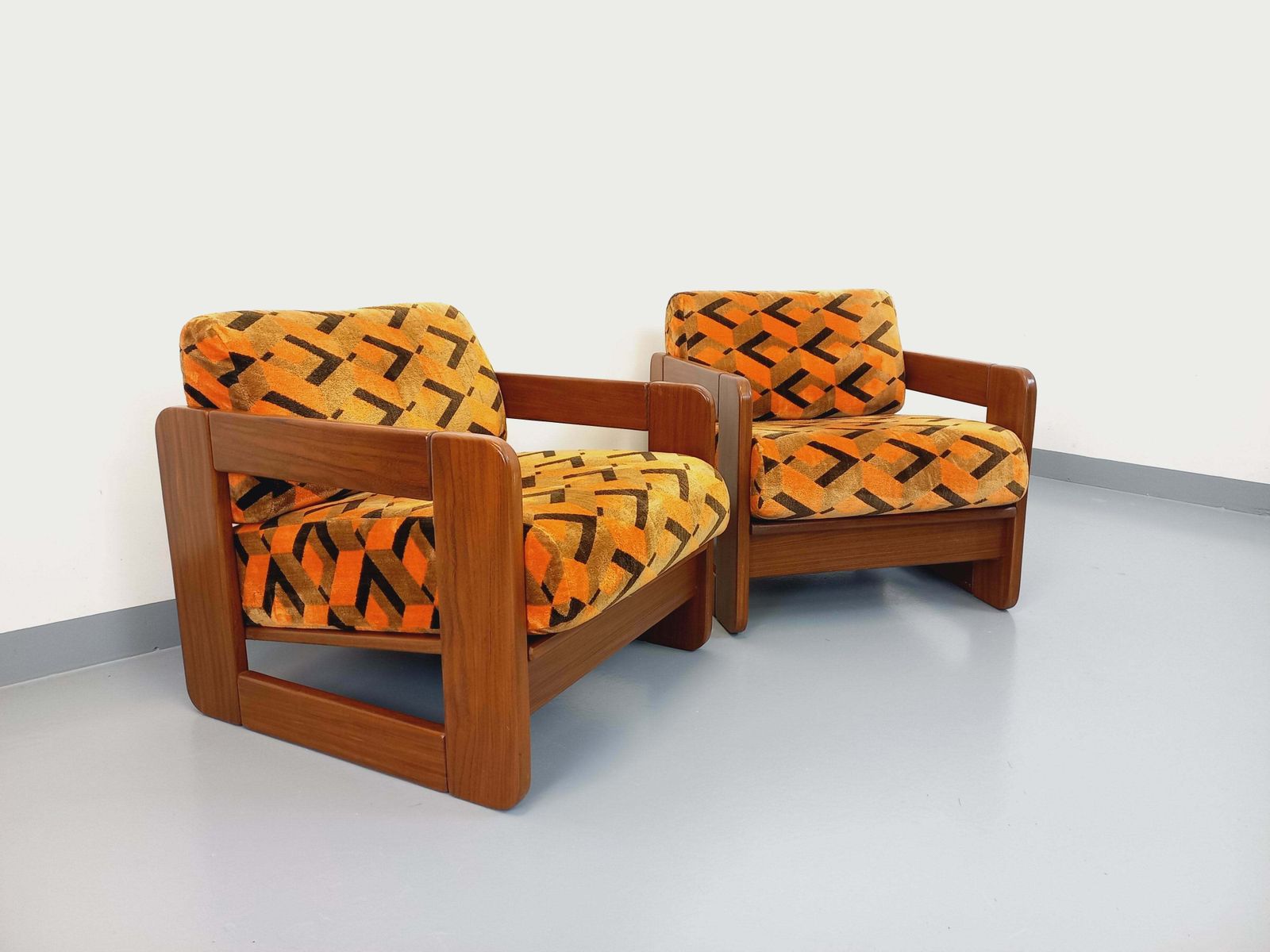 2 Sled Chairs In Note And 70's Velvet Fabric