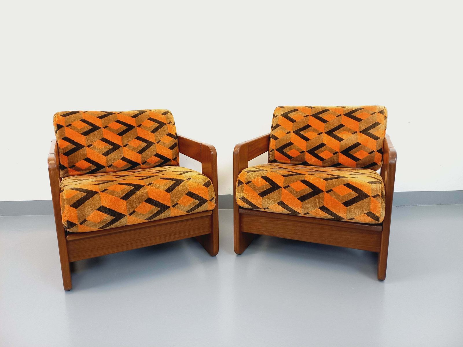2 fauteuils à piètement traîneau en velours, années 1970 photo vintage