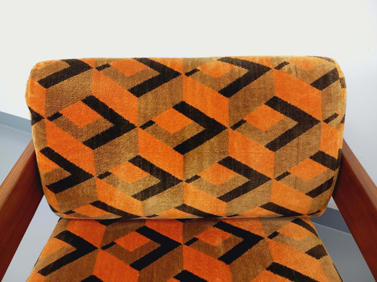 Furniture 2 Sled Chairs In Note And 70's Velvet Fabric photo