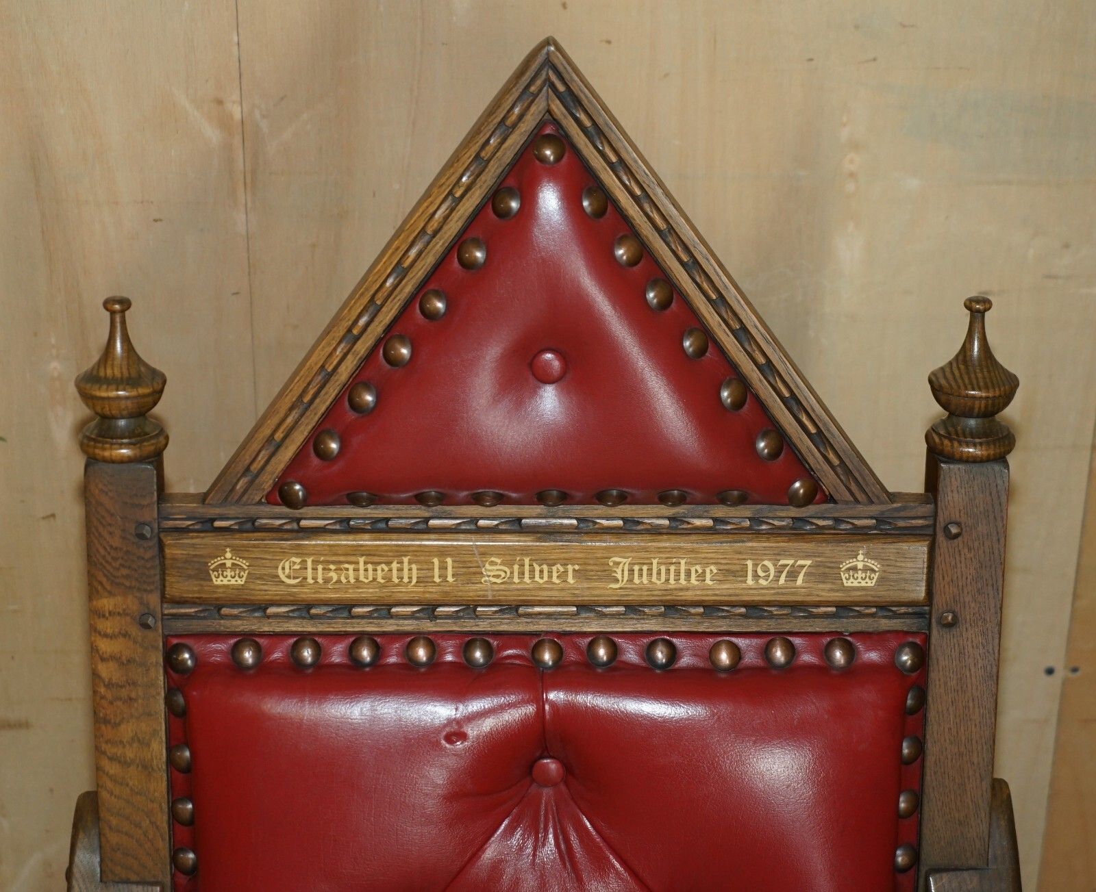 Original Elizabeth II Silver Jubilee Throne Armchair English Oxblood Oak Leather photo 1950.0