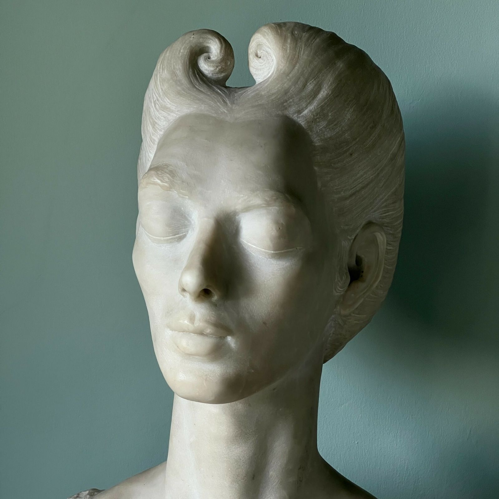 An English Marble Bust Of A Lady photo furniture