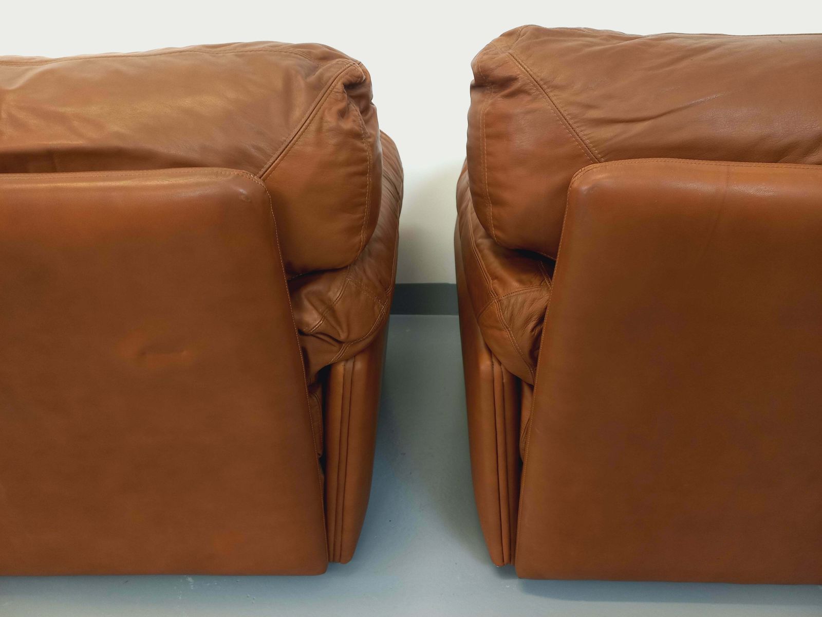 photo furniture 2 Tito Agnoli Coquelicot Armchairs In Leather