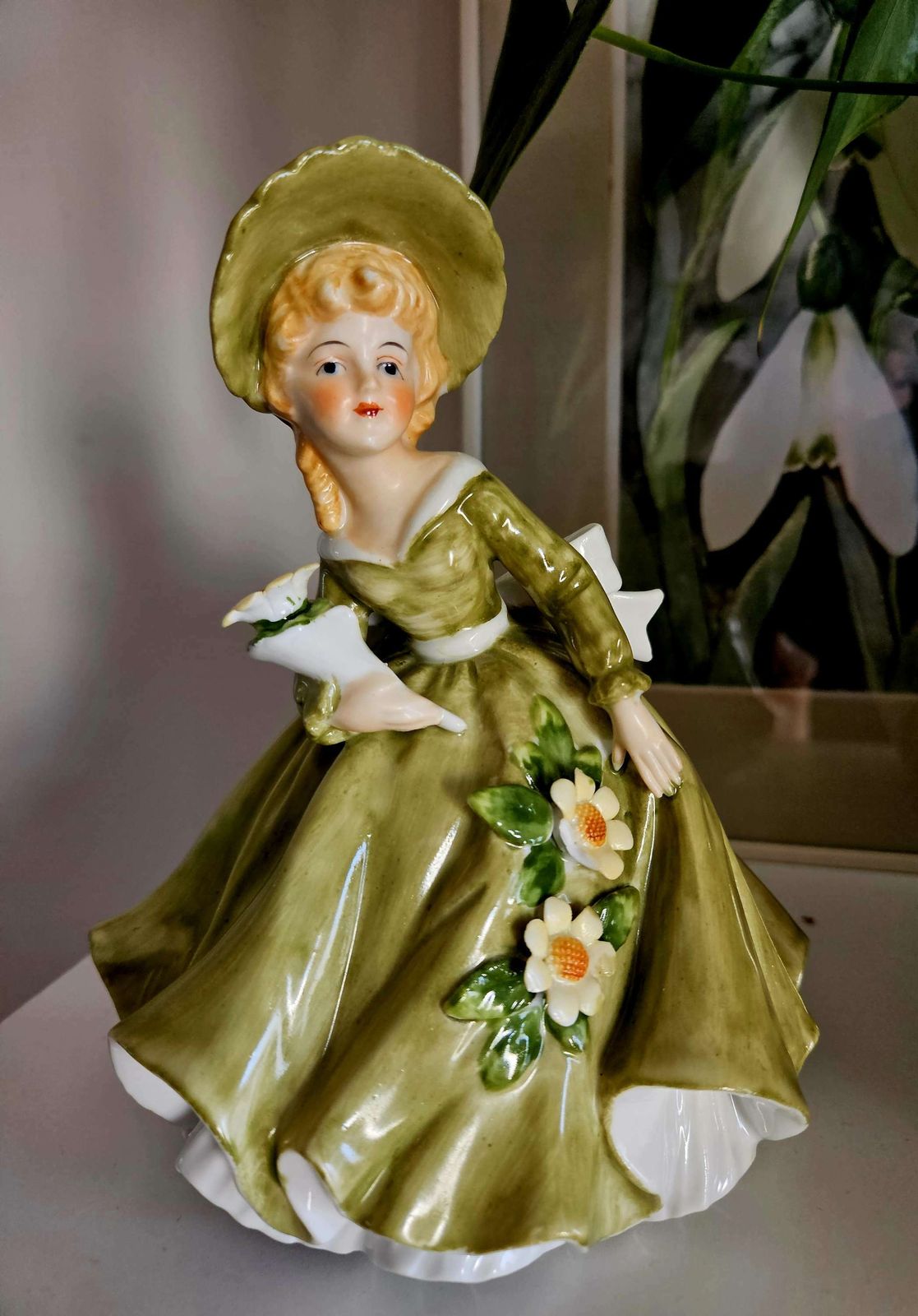 Alfretto Maruri Figurine Of Bonneted Lady In Green With Daisies photo furniture