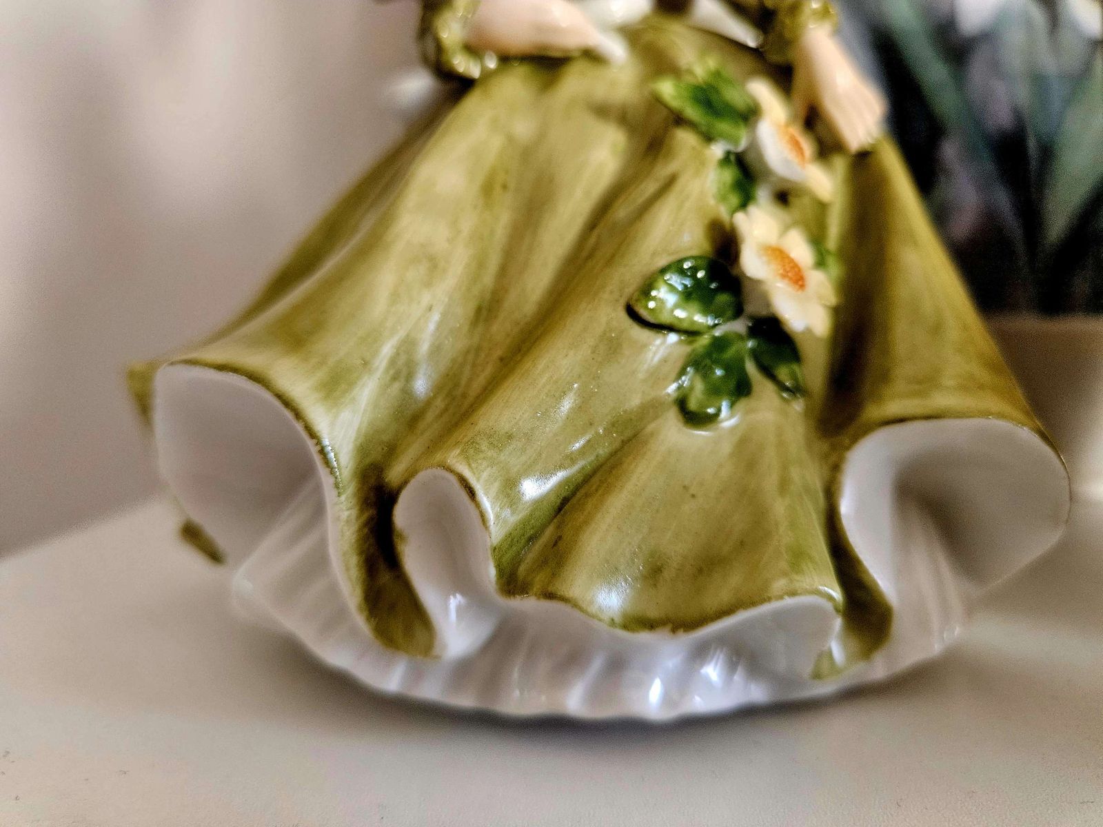Alfretto Maruri Figurine Of Bonneted Lady In Green With Daisies photo vinterior