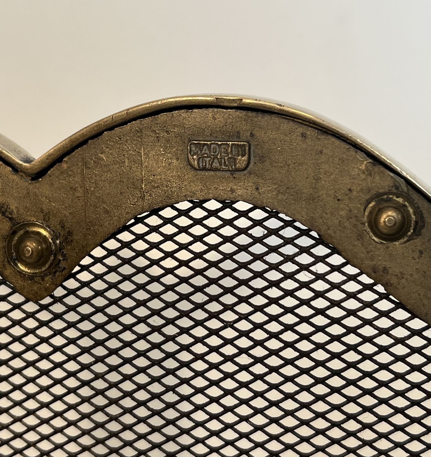 photo vintage Neoclassical Style Brass And Mesh Fire Screen