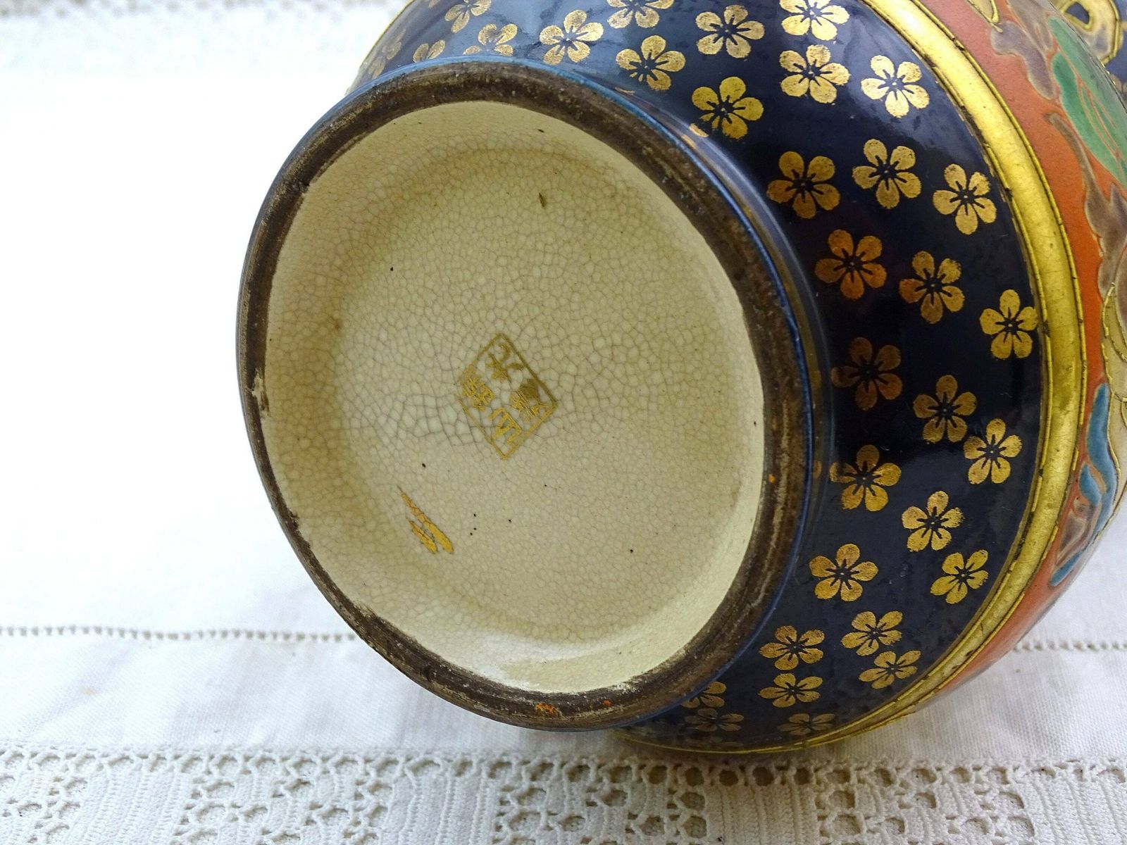 Antiek Japans Handgeschilderd Satsuma Vaasje Met 1000 Gezichtenpatroon In Kobaltblauw En Goud, Vintage Aardewerk Uit Japan Met Kale Mannetjes, Retro Aziatisch Keramiek photo vinterior