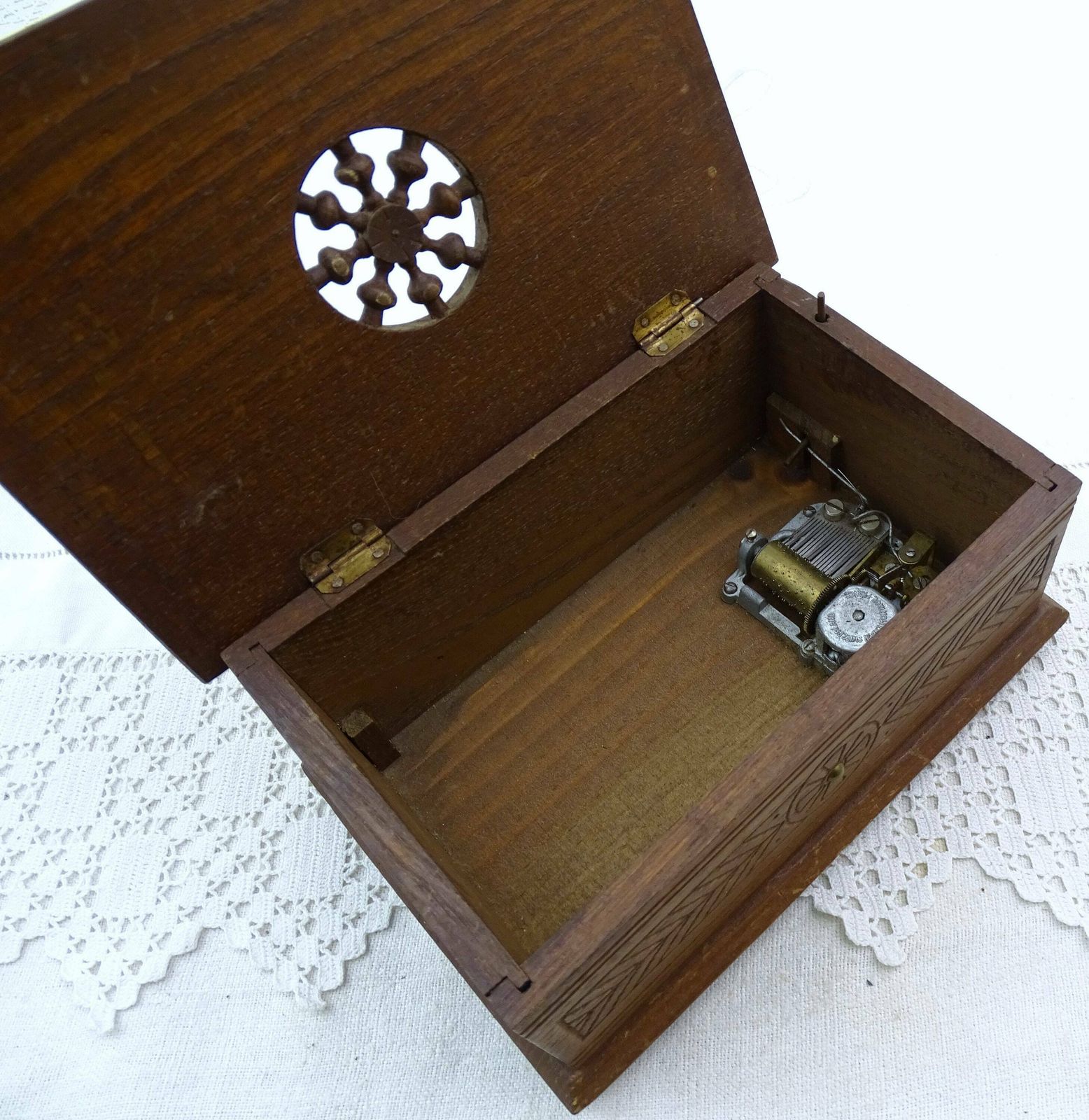 Vintage Bretonse houten muziekdoos met sieradenvak, retro traditionele stijl, gemaakt van hout uit Bretagne, Frankrijk – landelijke woonstijl photo 75.0
