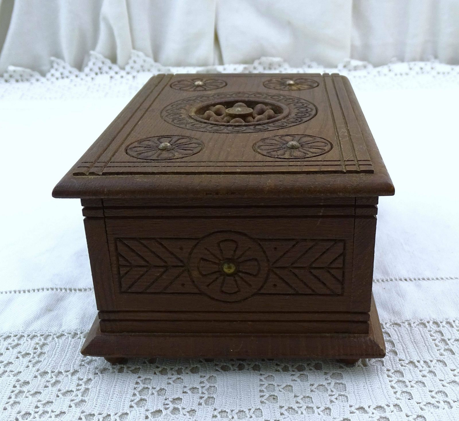 Vintage Bretonse houten muziekdoos met sieradenvak, retro traditionele stijl, gemaakt van hout uit Bretagne, Frankrijk – landelijke woonstijl photo vinterior