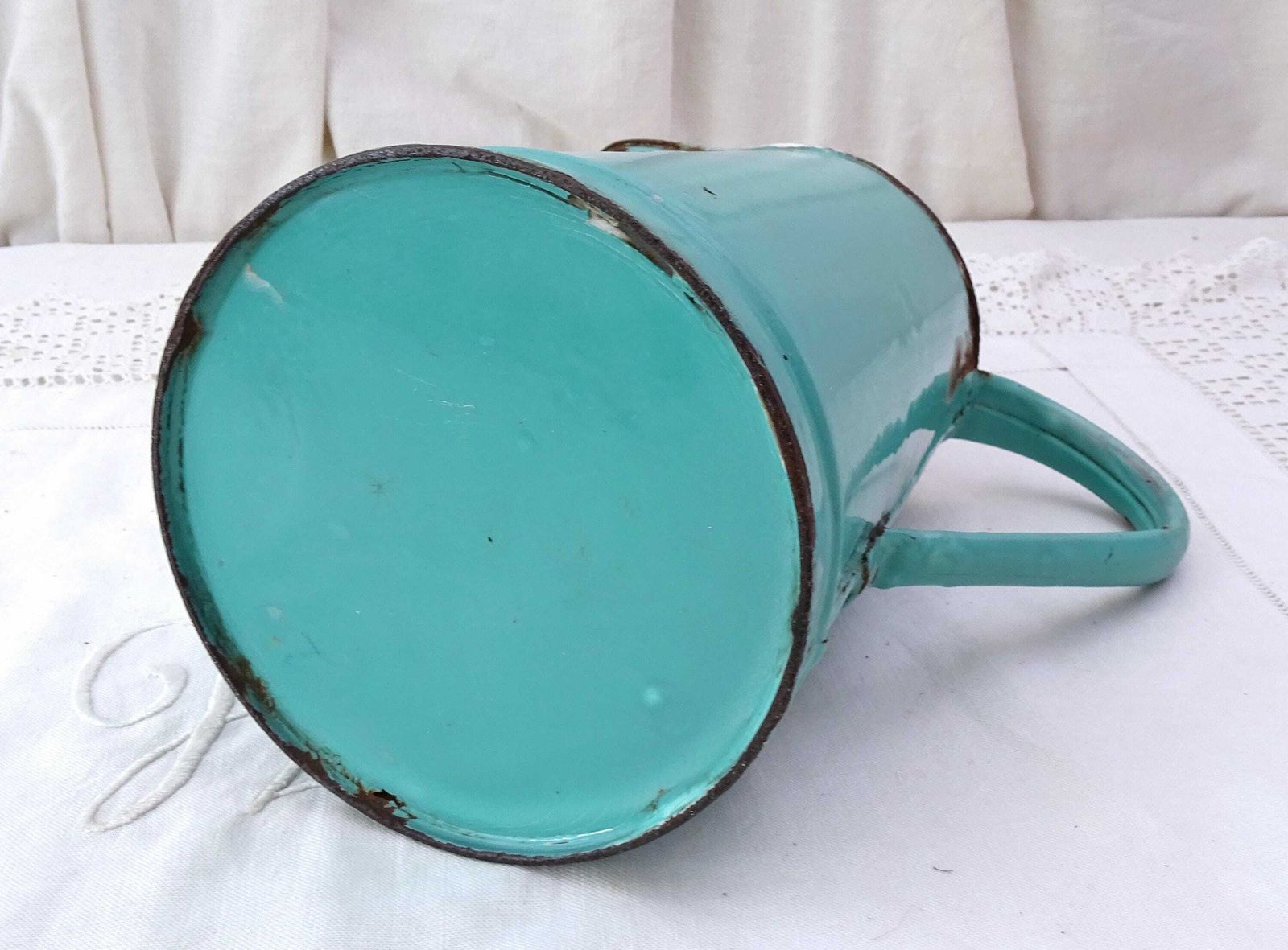 Antieke Franse Emaille Kan In Turquoiseblauw Met Handgeschilderd Bloemen  En Vlinderpatroon, Vintage Emaille Kan photo vinterior