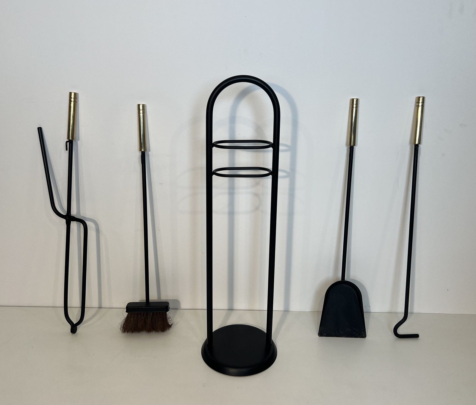 photo vinterior Black Lacquered Metal And Brass Design Fire Kit