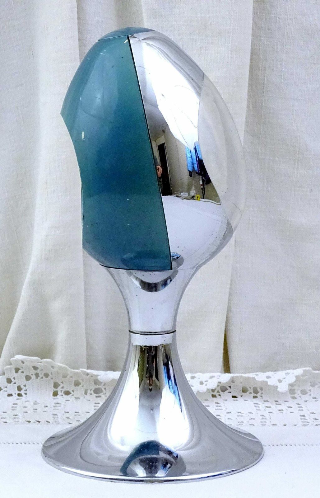 Vintage Werkend Mid Century Modern Tulpvoet Eivormig Wekkerklokje Van Blessing, West Duits, Zilver En Blauw – Retro Jaren 1960 photo Woonaccessoires
