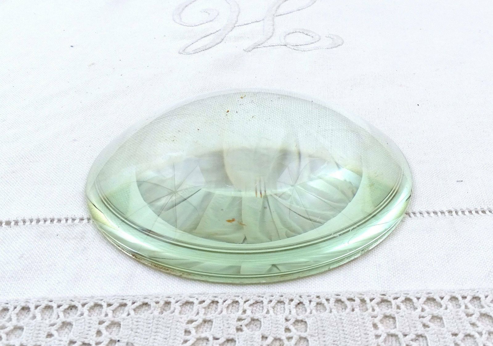 Antieke Franse Bolle Glazen Lantaarnprojectielens, Retro Vergrotend Briefpapiergewicht Van Helder Glas, Frankrijk, Decoratief Curiosastuk Voor Op Het Bureau photo for sale