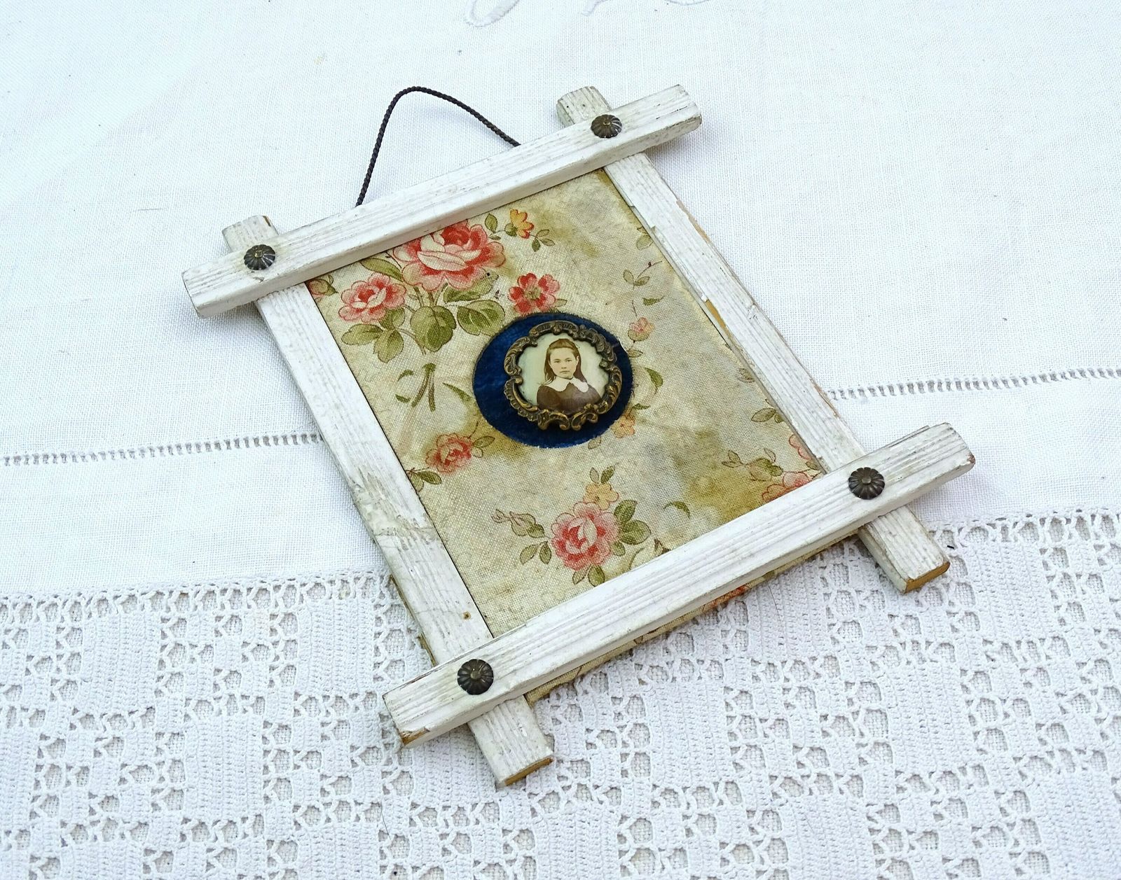 Antieke Franse Shabby Chic Lijst Van Wit Geschilderd Hout Met Bloemetjesstof En Fotobroche Van Jong Meisje – Wandmontage, Retro Château Stijl Sieradenhouder photo furniture