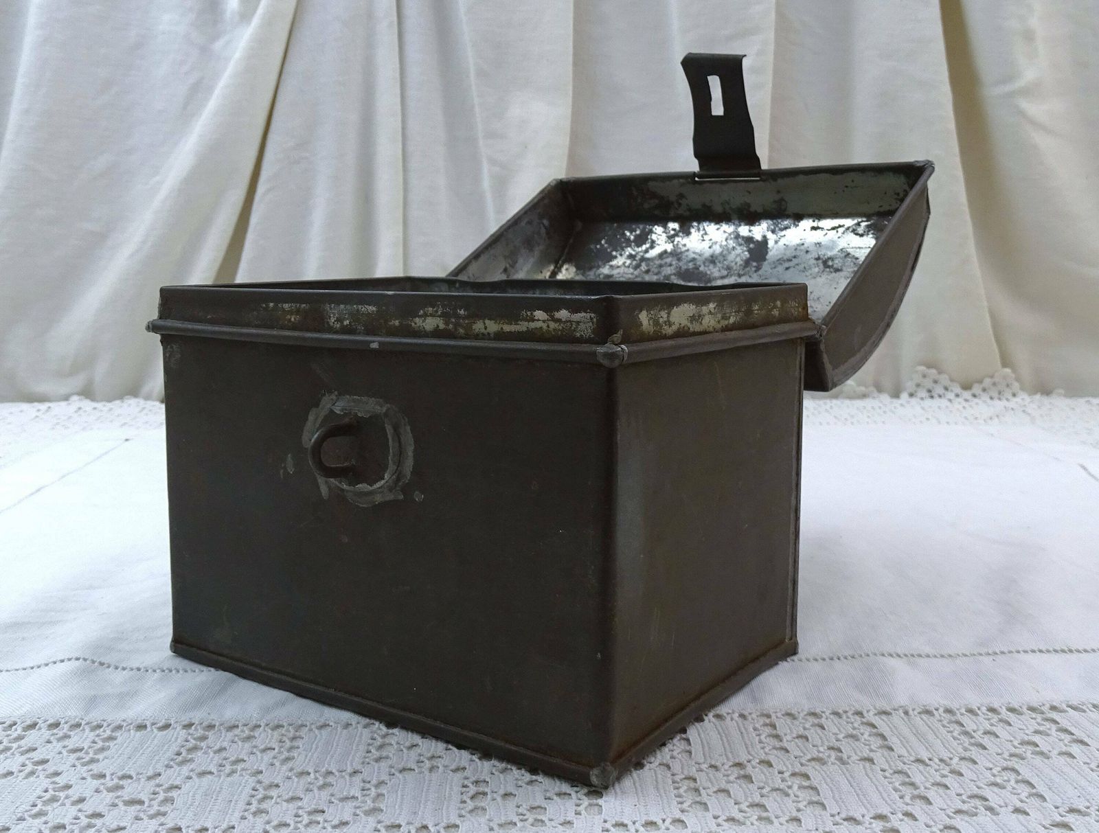 Antiek Frans Metalen Kistje Met Afgerond Deksel En Sluiting, Klein Kofferstijl Doosje Van Gevouwen Wit Metaal Uit Frankrijk, Brocante Woondecoratie photo vintage