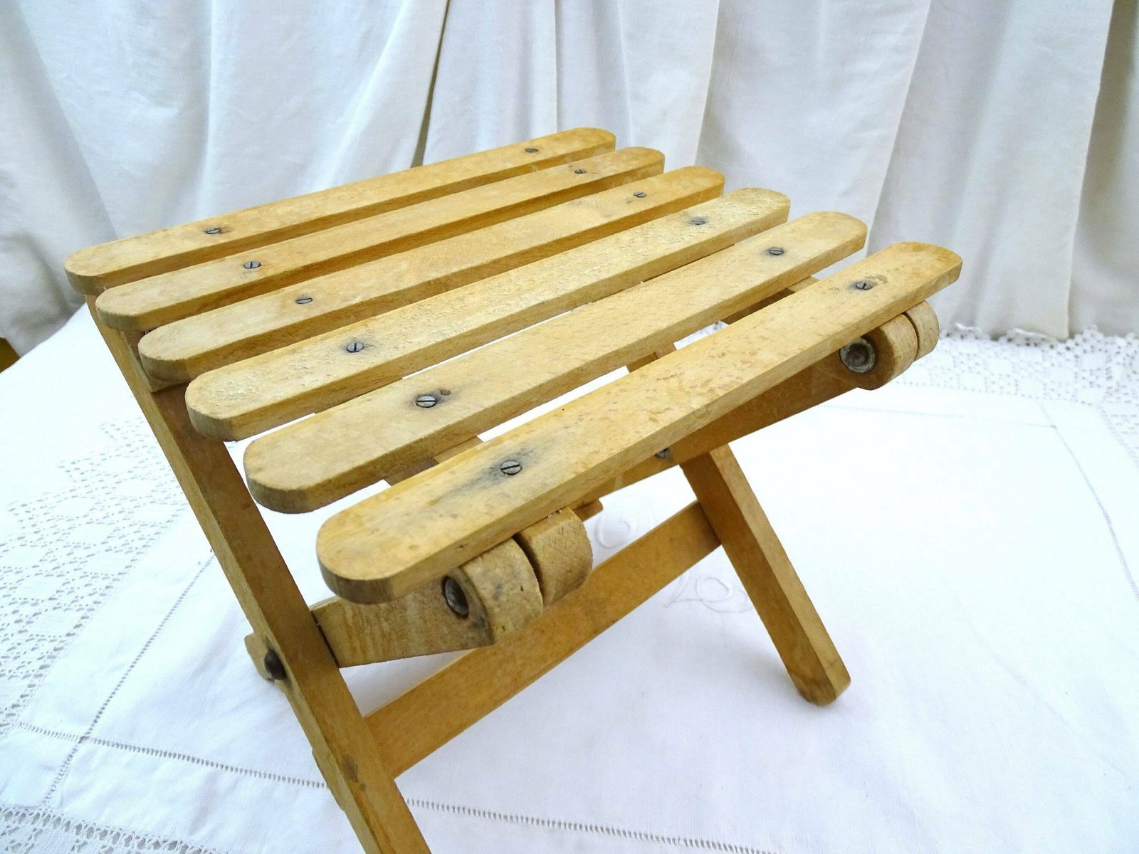 Vintage Franse Opvouwbare Kruk / Plantenstandaard Van Gebleekt Hout, Rustiek En Draagbaar photo buy