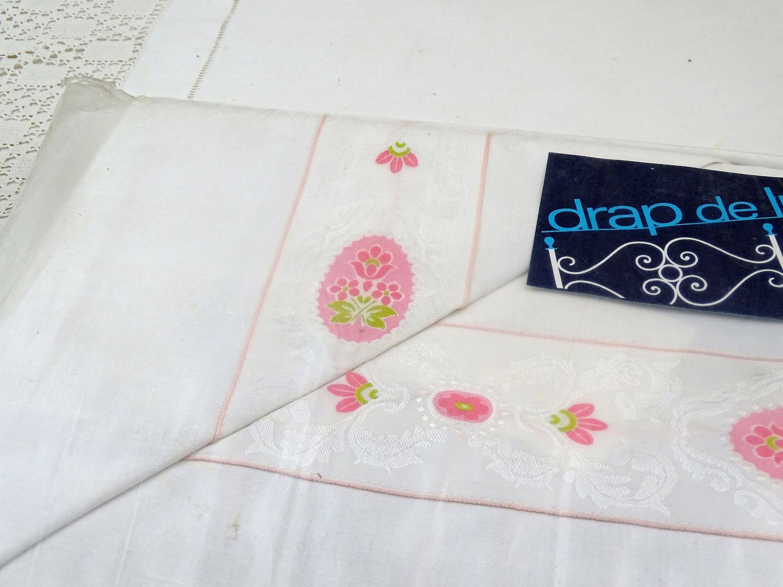 Groot Vintage Frans Tweepersoons Hoeslaken – Wit Katoen Met Roze Borduursel Langs De Bovenrand, Ongebruikt, New Old Stock, Bedding De Luxe photo 75.0