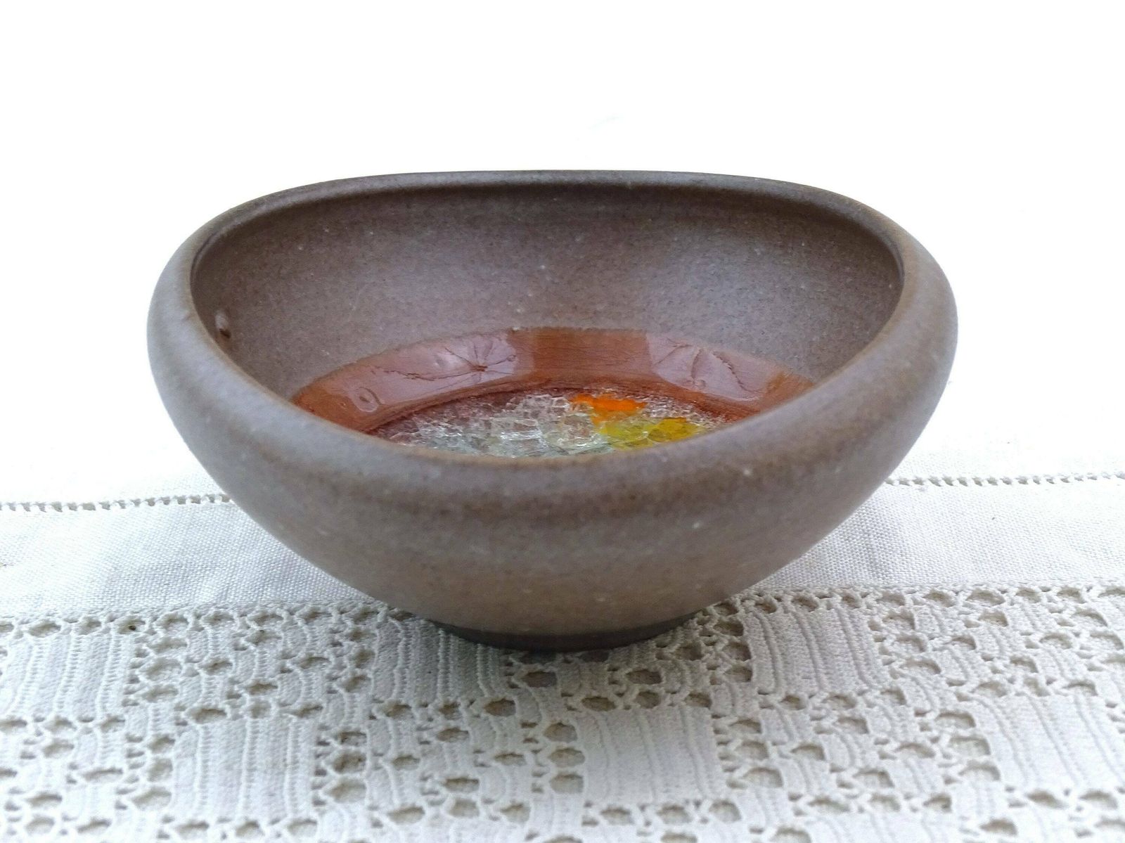 Vintage Mid Century West Duits Karlsruher Aardewerk Schaaltje Met Gesmolten Glasdecoratie, Modelnummer 6999 – Curiosa / Sieradenschaaltje photo vinterior