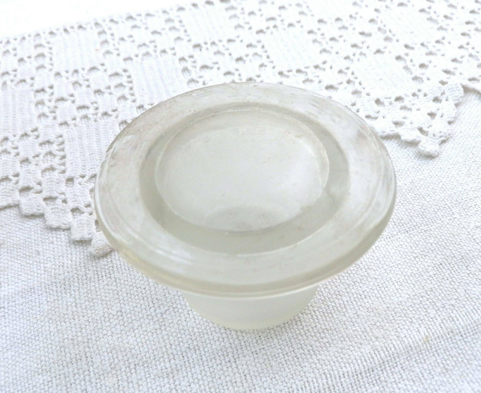Antiek Duits Apothekersflesje Met Grote Stop, Wit En Zwart Etiket Met Opschrift 'Arsenige Säure Pulv' (Arseenzuur), Decoratief Apothekersattribuut photo vintage