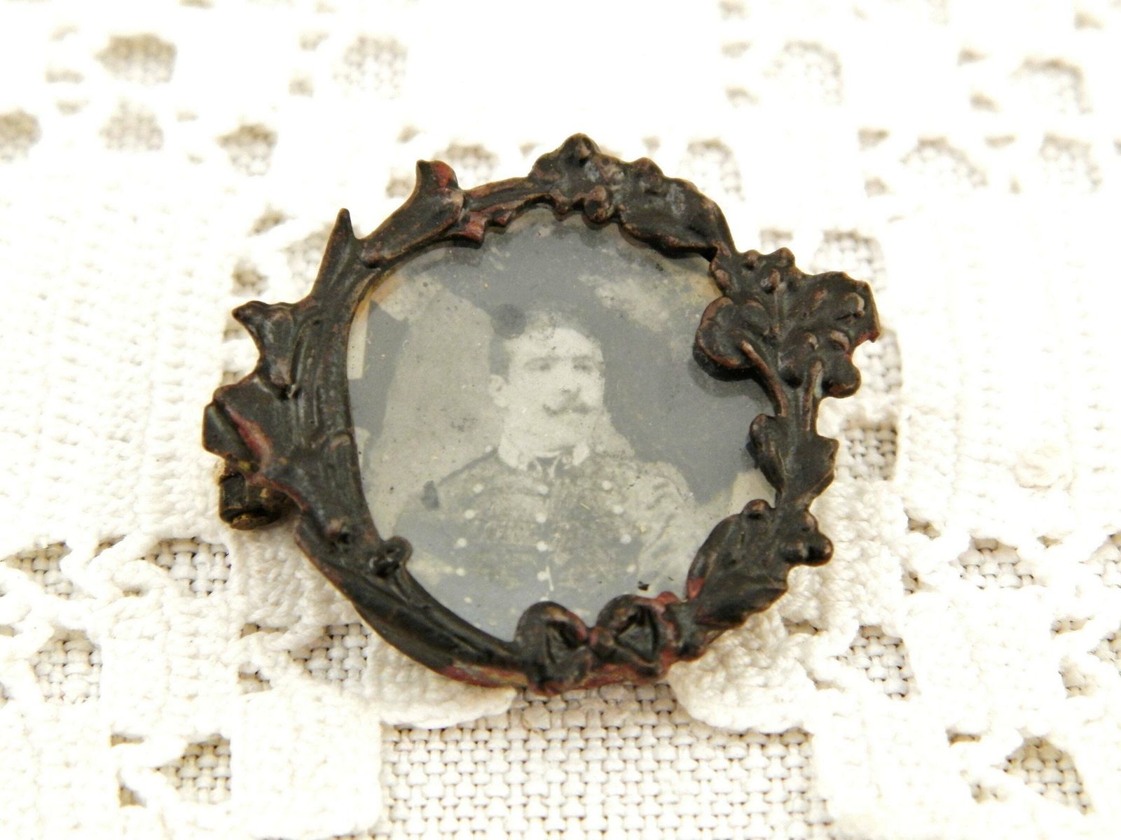 Antieke Franse Victoriaanse Ijzeren Fotobroche Met Portret Van Een Jonge Man Met Snor, Vintage Rouwsieraad Uit Frankrijk