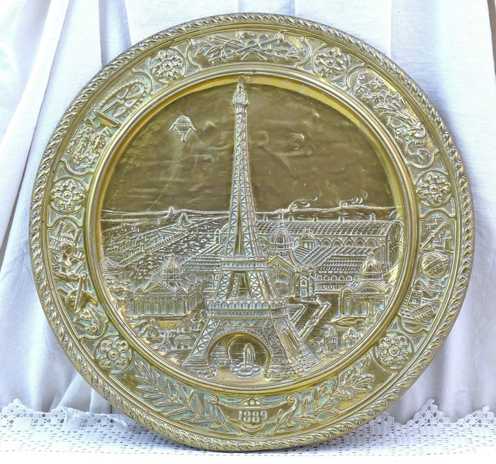 Antiek Frans Messing Wandbord Ter Herinnering Aan De Exposition Universelle Van 1889 In Parijs Met De Eiffeltoren – 19e Eeuws Metalen Sierbord photo furniture