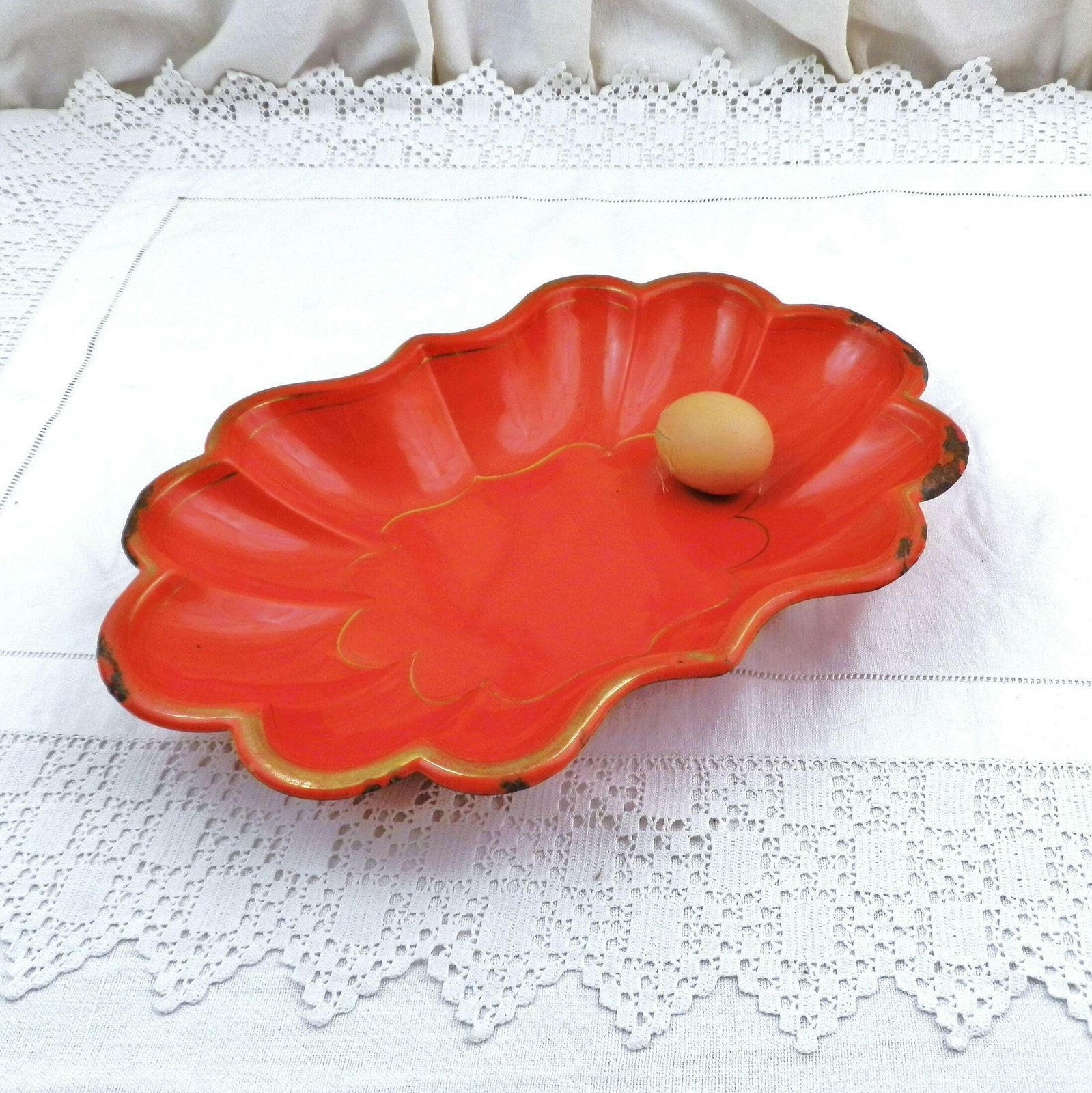 Grote Franse Antieke Schaal Van Rood Geëmailleerd Metaal Met Geschulpte Rand, Napoleon III Tafelgerei, Ca. 19e Eeuw