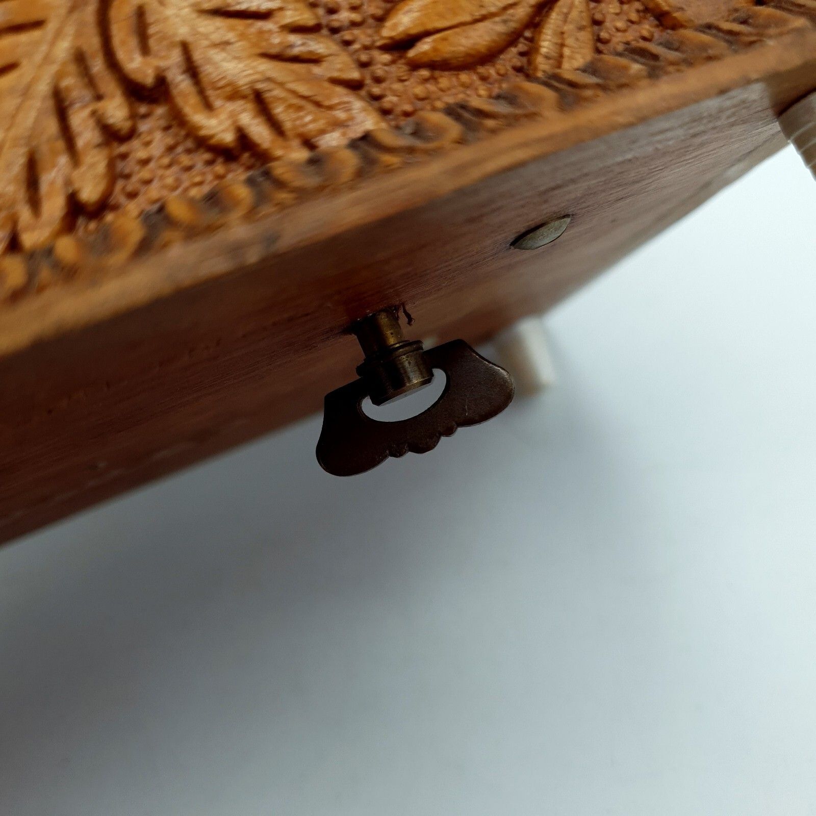 photo vintage Swiss Music Box Lugano Handcarved Decorative Floral Jewellery Box L16cmxh9cmx11c