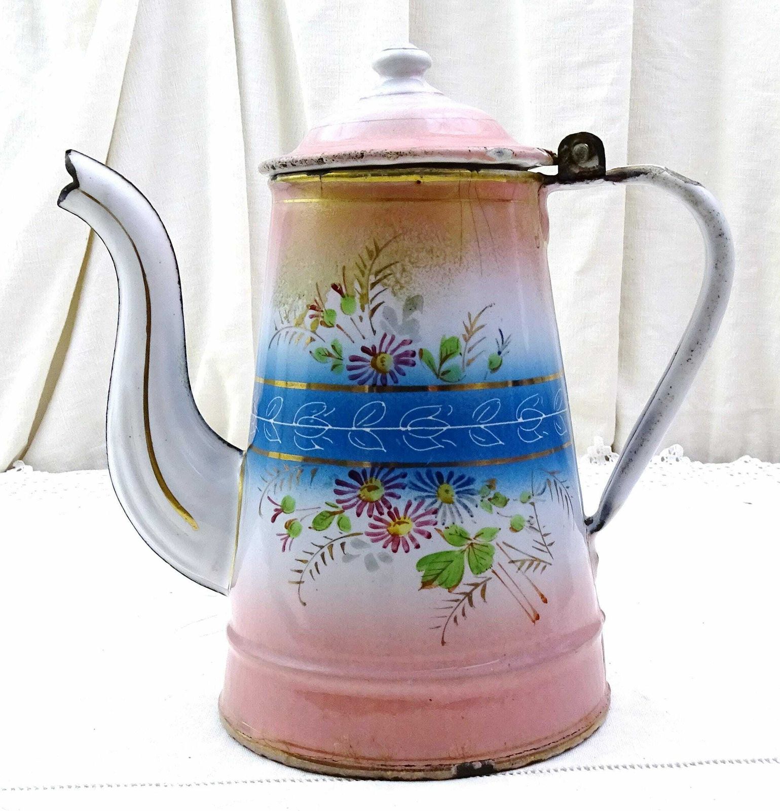 Antieke Franse Porseleinen Emaille Ganzenhalskoffiepot Met Handgeschilderd Patroon In Roze En Blauw Op Wit, Vintage Emailleware Cafetière, Frankrijk photo furniture