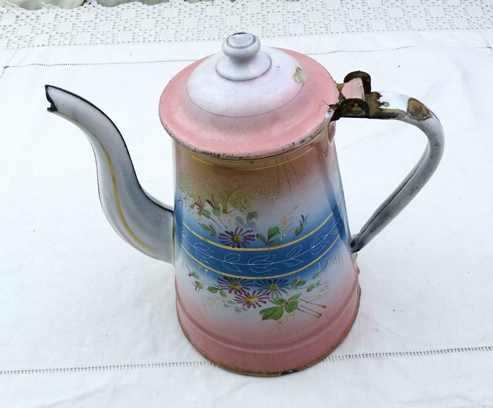 Antieke Franse Porseleinen Emaille Ganzenhalskoffiepot Met Handgeschilderd Patroon In Roze En Blauw Op Wit, Vintage Emailleware Cafetière, Frankrijk photo vintage