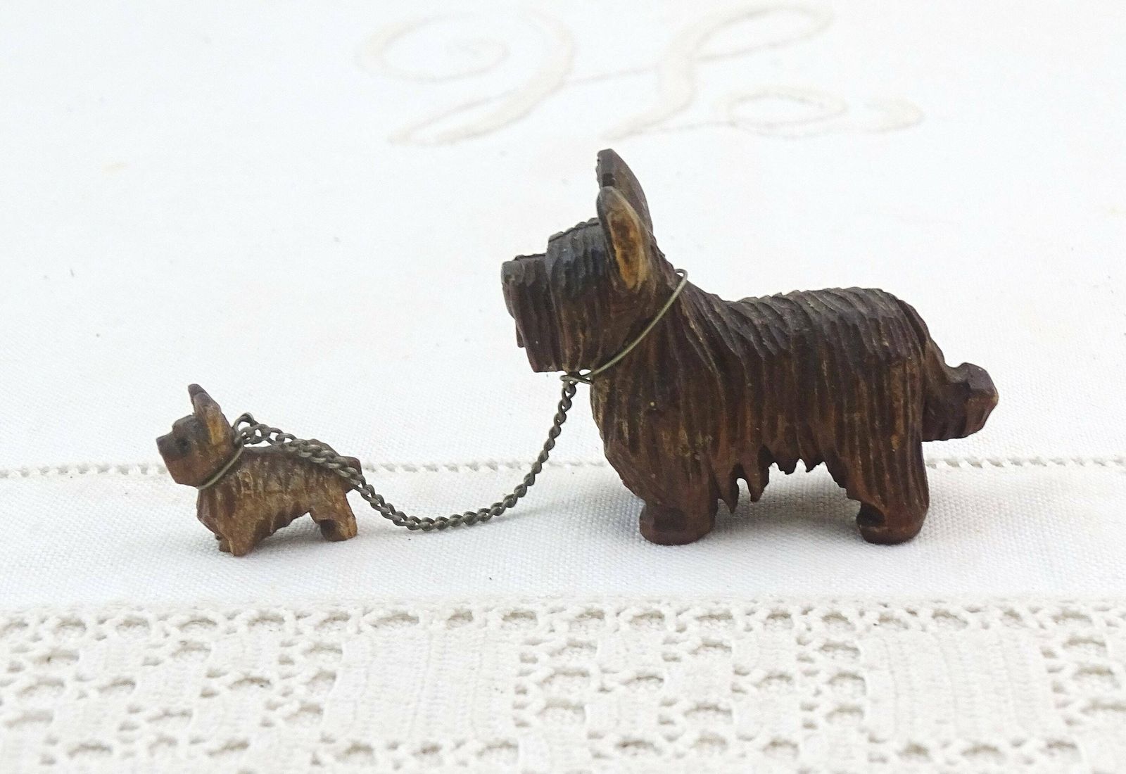 Klein Vintage Gesneden Houten Black Forest Scottish Terrier Met Puppy Aan Ketting – Art Deco Beeldje Van Dier In Hout photo furniture