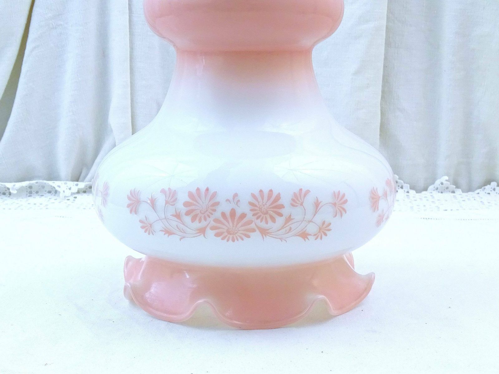 Vintage Franse Mid Century Hanglampkap In Wit En Roze Opaalkleurig Glas, Retro Jaren 1960 / 1970, Frankrijk photo for sale