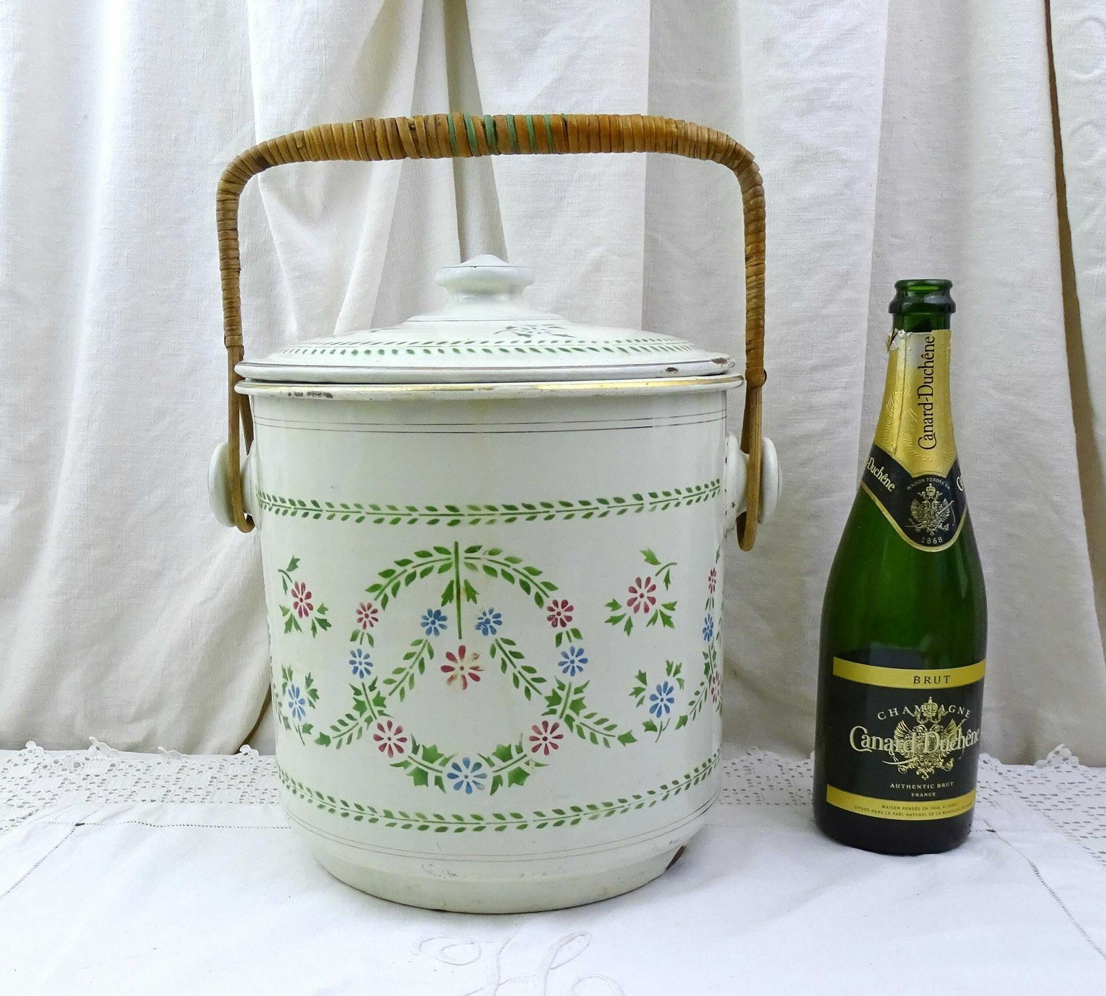Antieke Franse Witte Emmer Met Deksel, Bloempatroon En Omwikkeld Rieten Handvat, Vintage Chateau Chic Emaille photo furniture