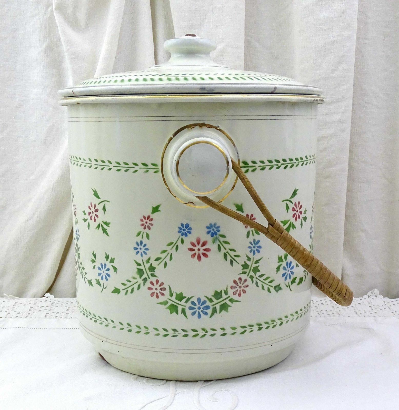 Antieke Franse Witte Emmer Met Deksel, Bloempatroon En Omwikkeld Rieten Handvat, Vintage Chateau Chic Emaille photo 196.0