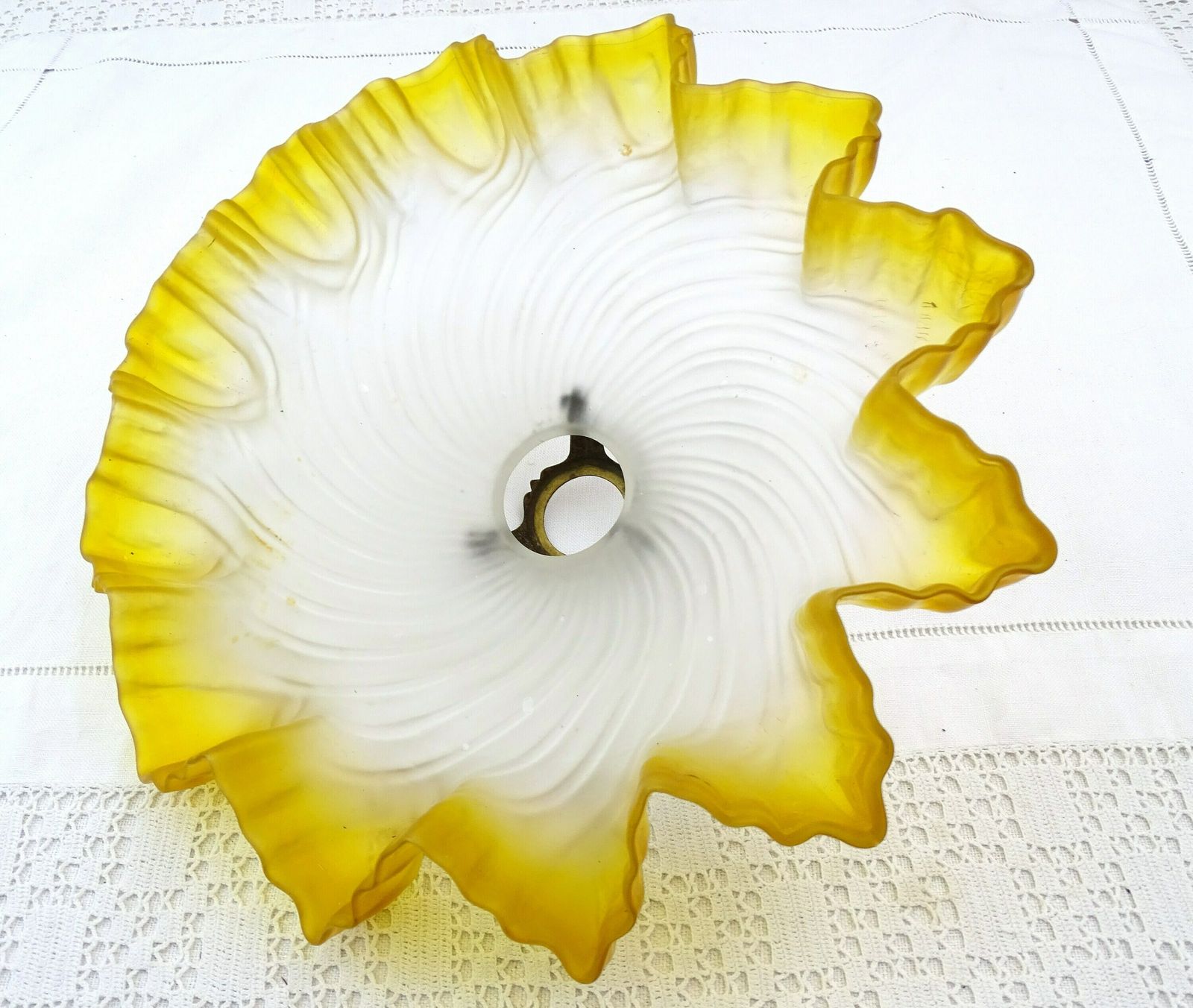 Antieke Franse Hanglampkap Uit De Jaren 1920 Van Doorschijnend Opalineglas Met Oranje Rand En Messing Armatuur – Retro Keukenlamp, Frankrijk photo Verlichting