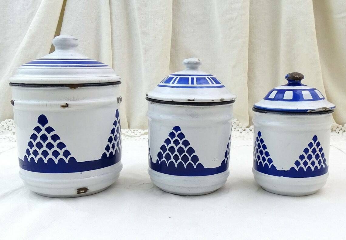 Antiek Frans Blauw Wit Geëmailleerd Metaal – Set Van 3 Voorraadpotten – Retro Keukendecor – Frankrijk – Metalen Bewaarcontainers photo Woonaccessoires