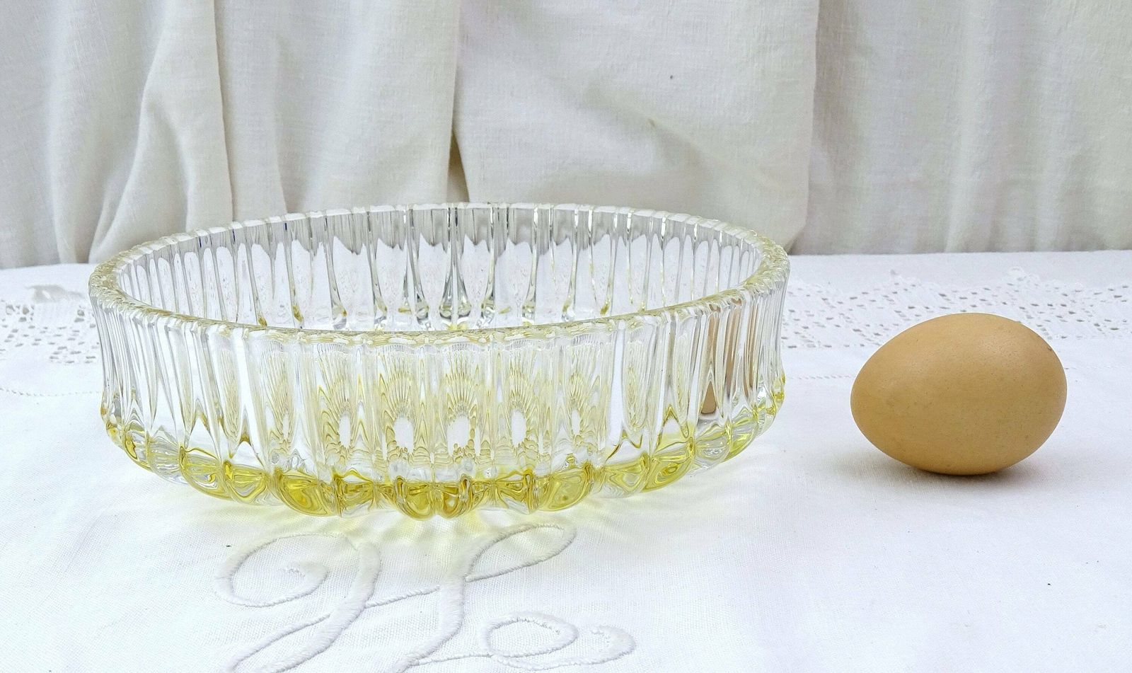 Vintage Mid Century Modern West Duits Walther Glas Groot Rond Kristallen Serveerschaal In Helder En Geel, Retro Glazen Schaal Uit Europa, Ca. Jaren 1950 photo for sale
