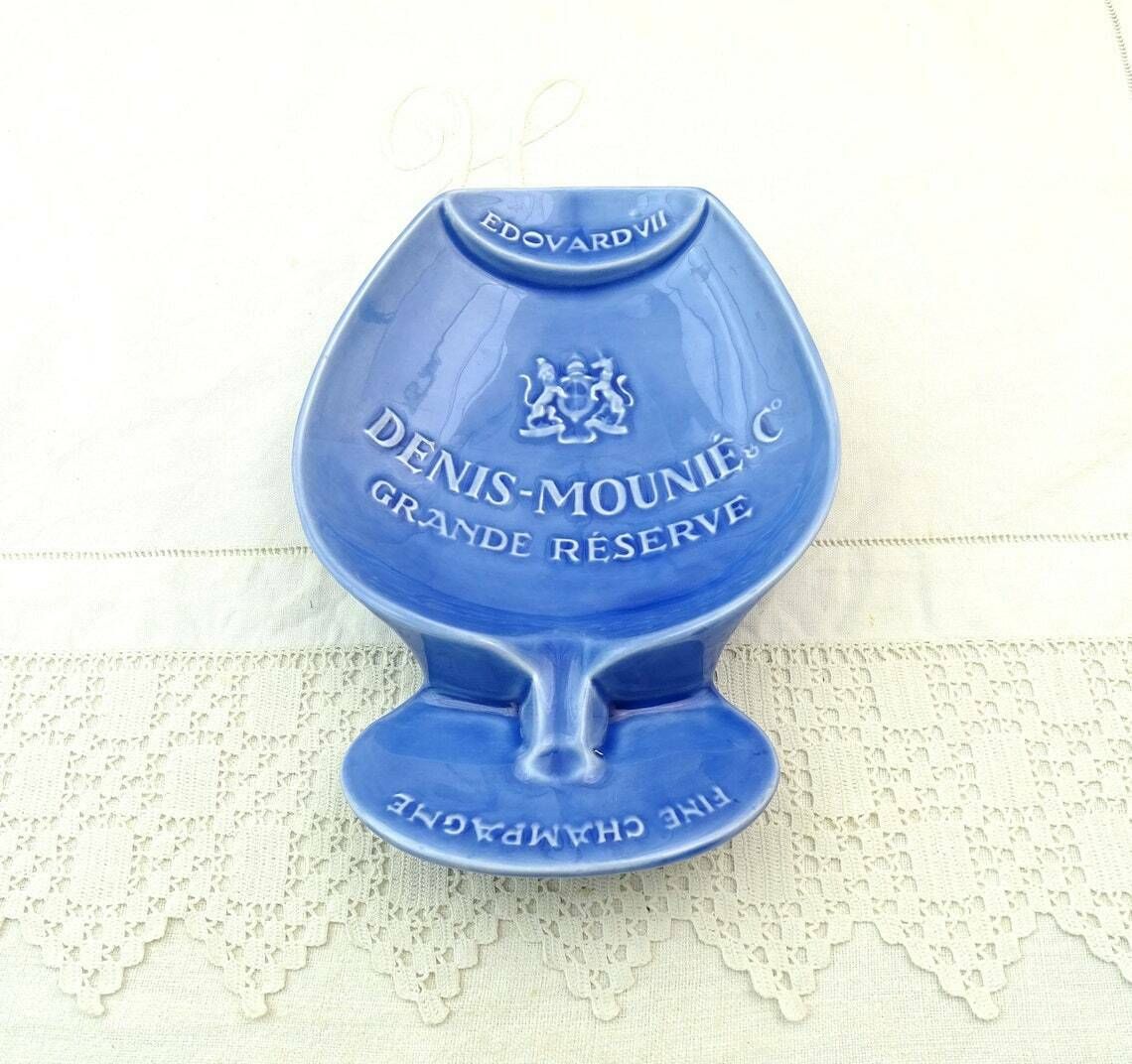 Grote Vintage Franse Asbak Van Denis Mounié And Co Grande Reserve Fine Champagne In Blauw Geglazuurd Aardewerk, Retro Groot Promotioneel Rookaccessoire