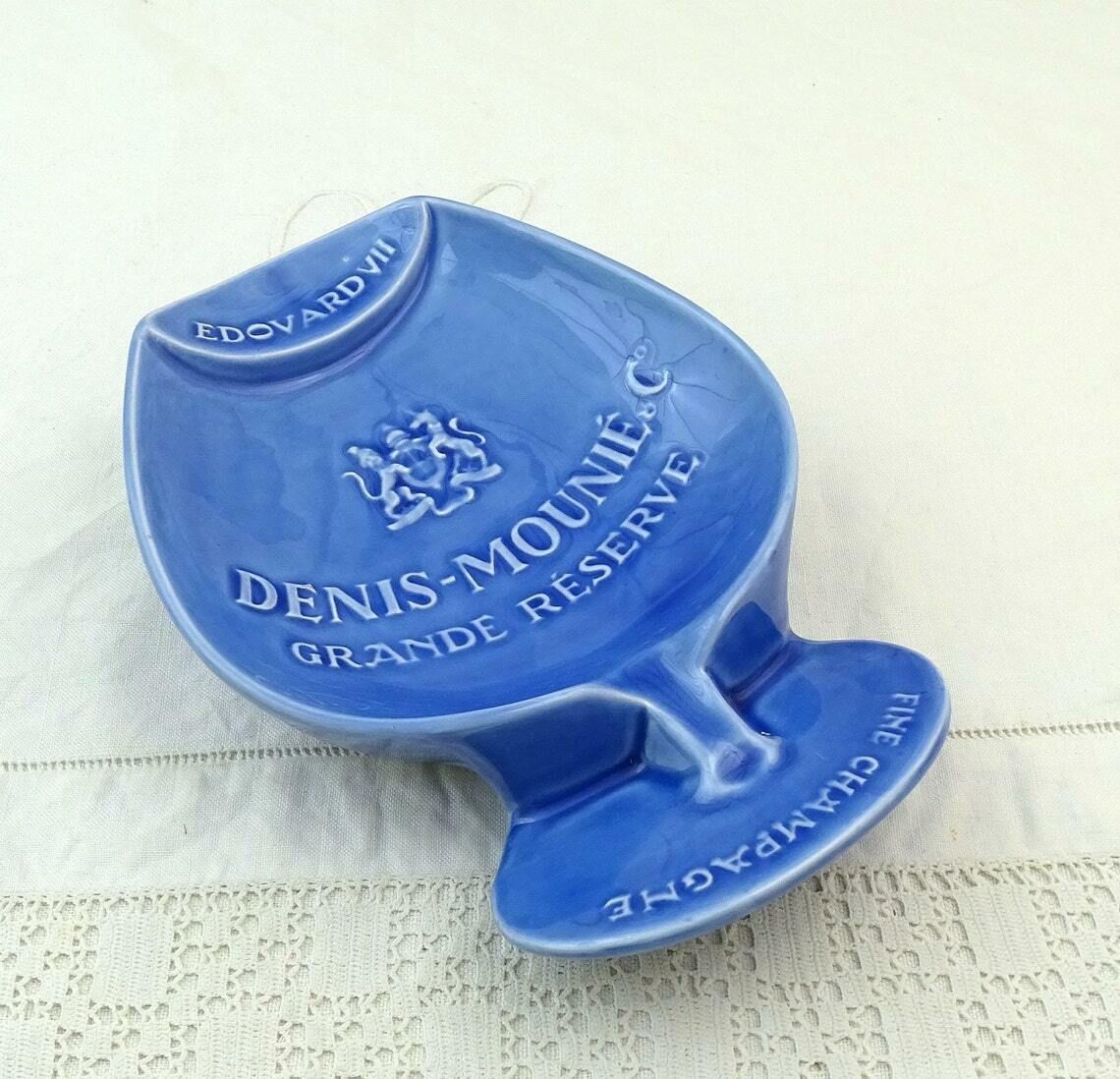 Grote Vintage Franse Asbak Van Denis Mounié And Co Grande Reserve Fine Champagne In Blauw Geglazuurd Aardewerk, Retro Groot Promotioneel Rookaccessoire photo vintage