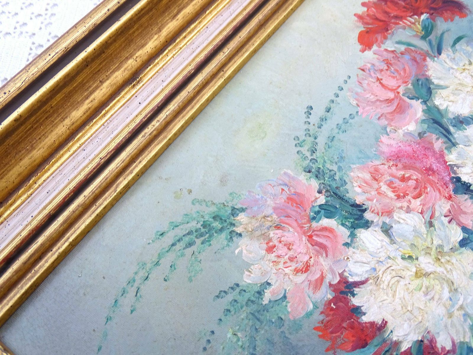 Vintage Frans Ingelijst Olieverfschilderij Van Anjers In Een Vaas, Met De Hand Geschilderd, Roze, Rood En Wit Bloemenmotief, Vergulde Lijst photo buy