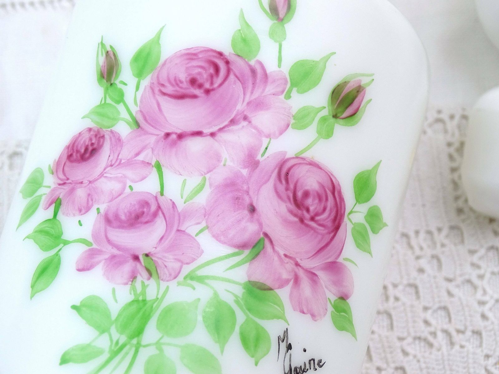 Vintage Frans Mid Century Parfumflesje Van Melkglas Met Handgeschilderd Rozenpatroon In Roze, Retro Opaline Badkamerdecoratie photo Woonaccessoires
