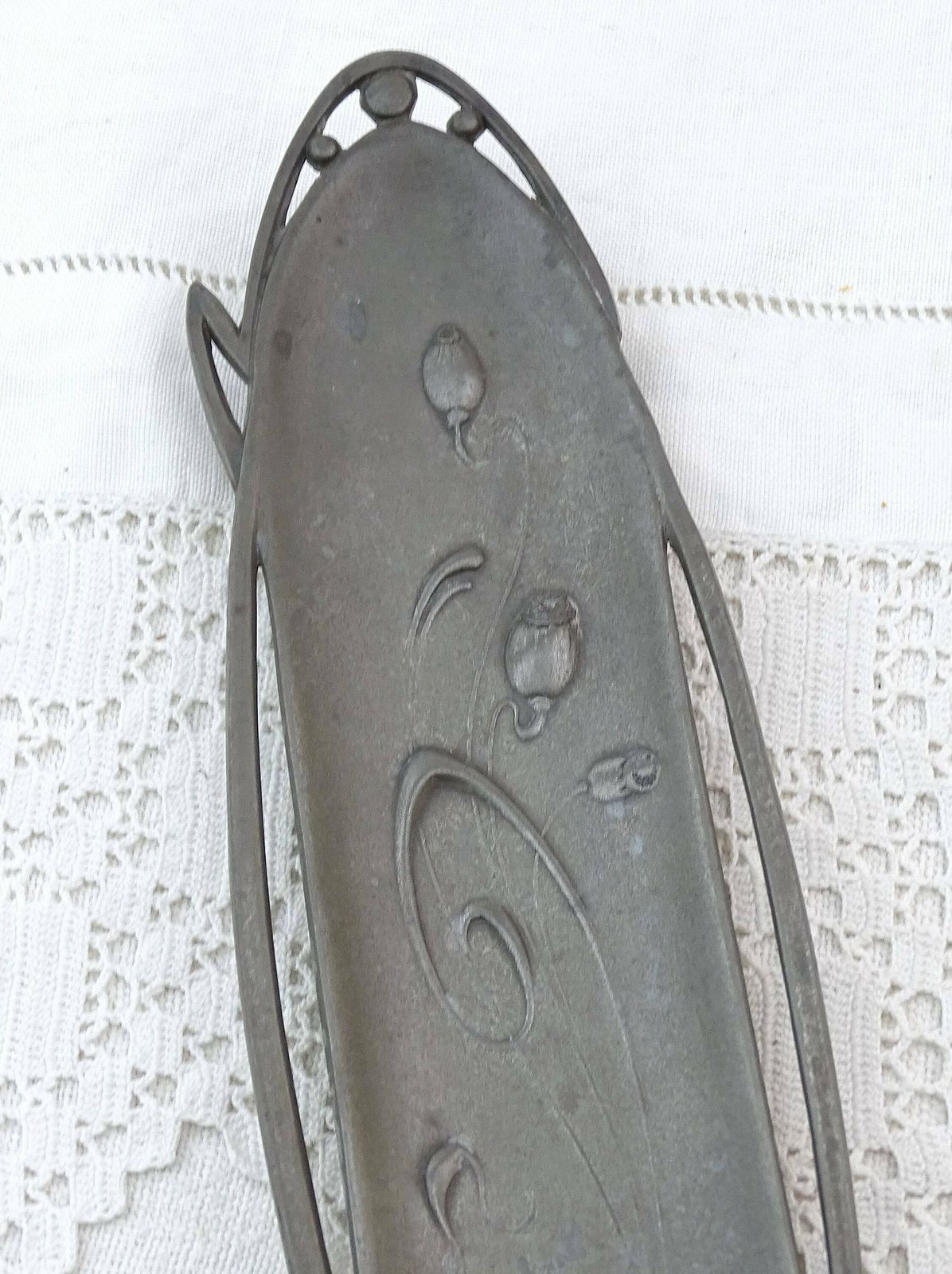 Antiek Frans Art Nouveau Pennenlegger Van Gegoten Tin Met Papaverbloem En Vrouwenhoofd, Langwerpig Metalen Schaaltje Uit Frankrijk, Ca. Begin 20e Eeuw photo Woonaccessoires