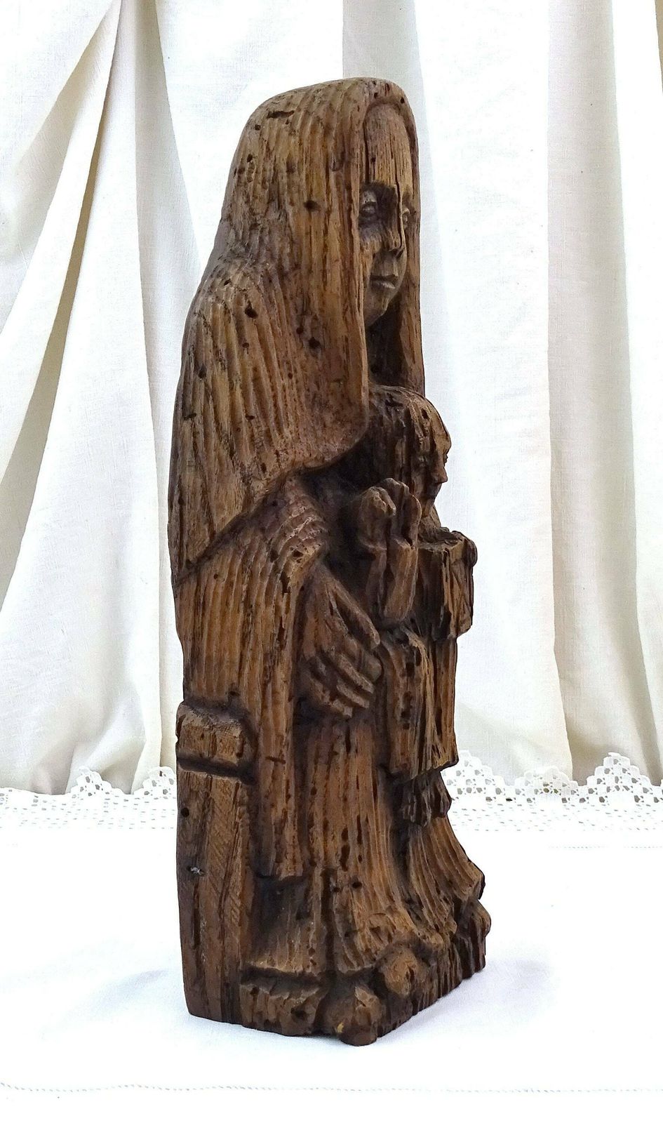 Vintage Franse Reproductie Van Een Houten Gebeeldhouwd Beeld Van Maria Met Kind Uit De 12e Eeuw, Retro Religieus Historisch Sculptuur Uit Frankrijk photo Kunst