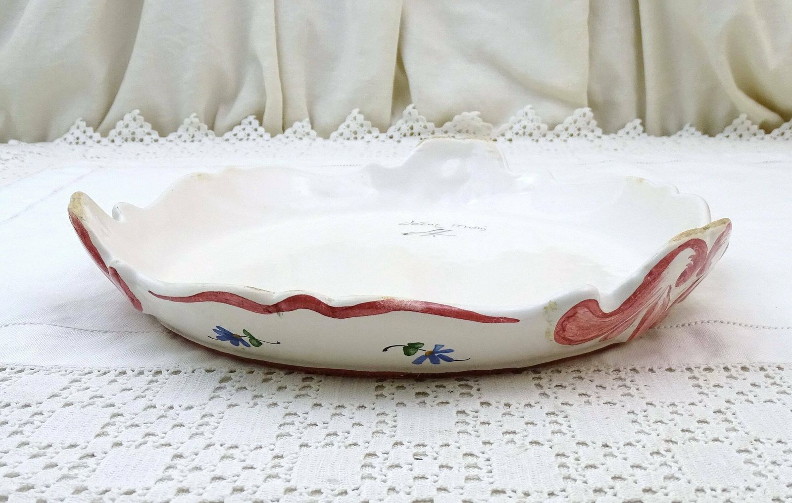 Grote Vintage Franse Onderzetter Of Plantenpot Standaard In Traditionele Stijl, Keramiek Met Handgeschilderd Rozenpatroon In Roze, Retro photo 57.0