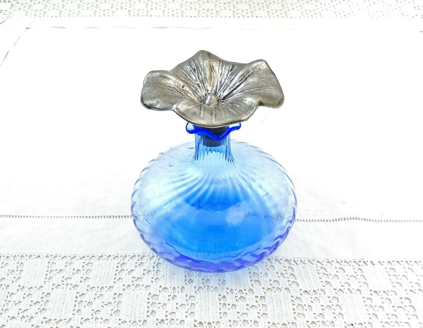 Flacon d'eau de cologne vintage en verre bleu, bouchon fleur en étain, France