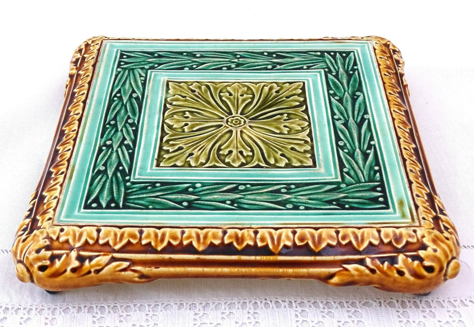 Zeldzame Grote Antieke Franse Vierkante Majolica Keramiek Onderzetter In Groentinten En Goudbruin Met Arts And Crafts Tegelmotief photo furniture