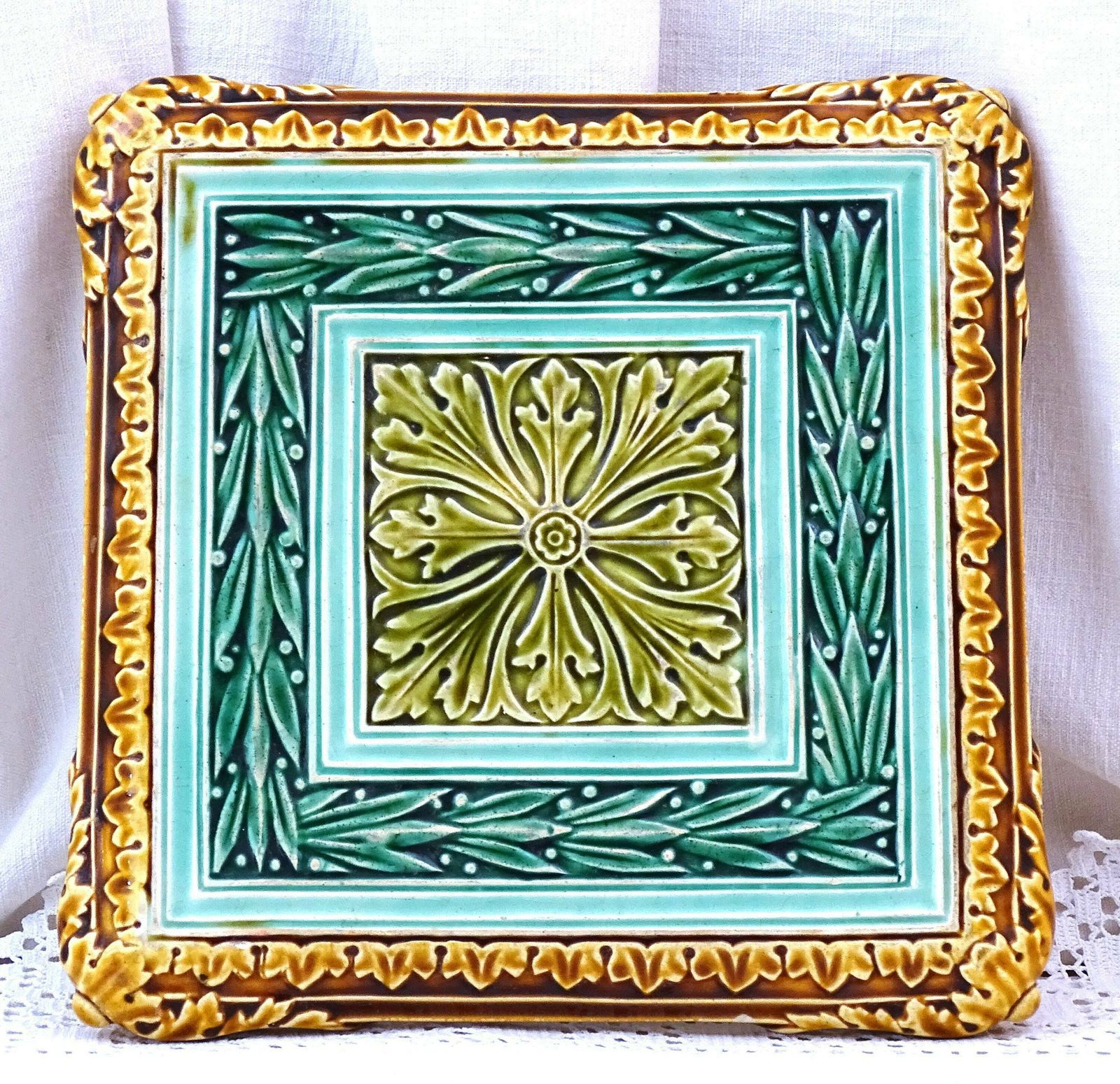 Zeldzame Grote Antieke Franse Vierkante Majolica Keramiek Onderzetter In Groentinten En Goudbruin Met Arts And Crafts Tegelmotief photo buy