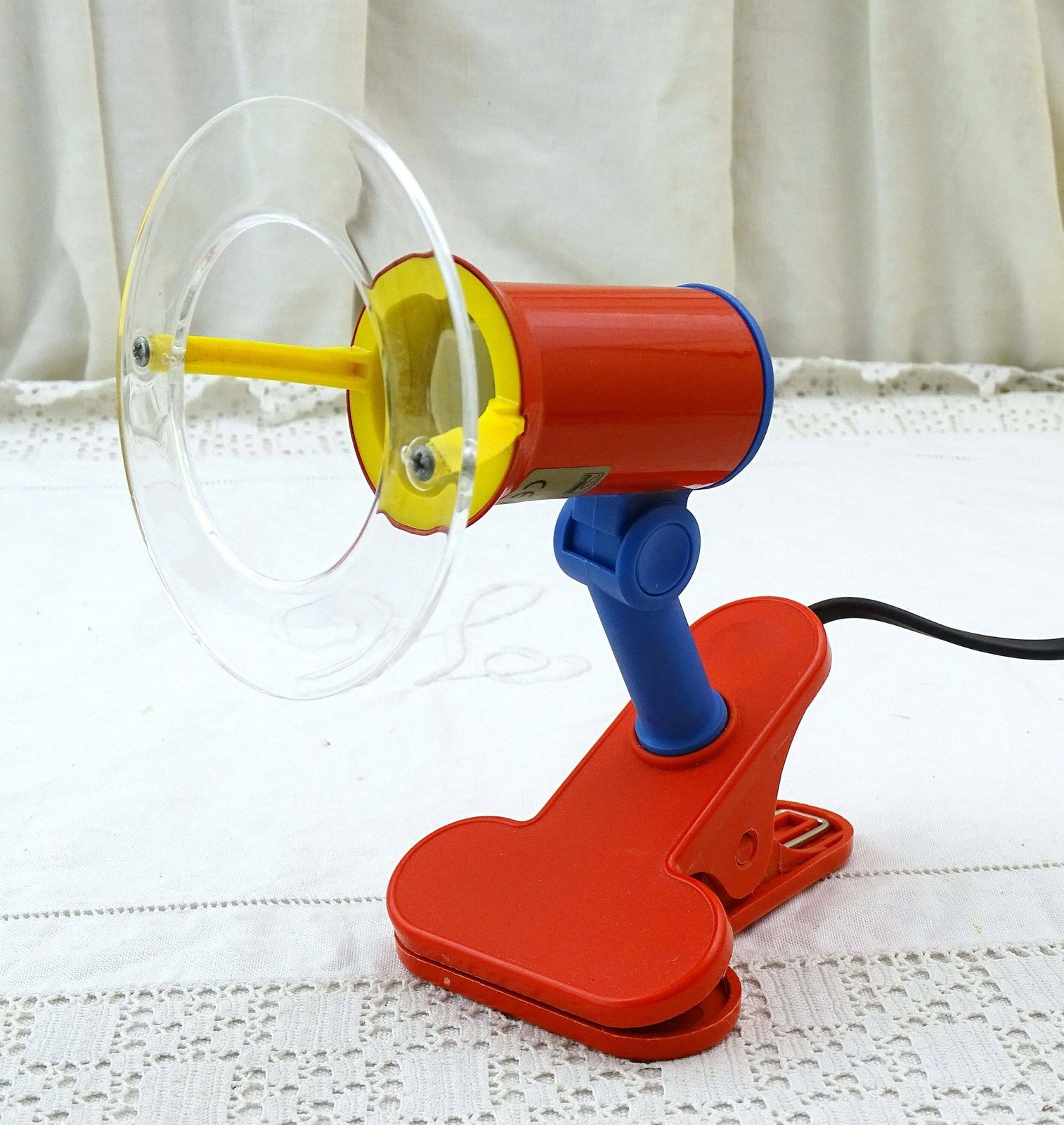 Vintage Pgt Bureaulamp Uit De Jaren 1980 In Felrood, Blauw En Geel – Retro Memphis Groupe Stijl Verlichting, Decoratief Kantooraccessoire photo vintage