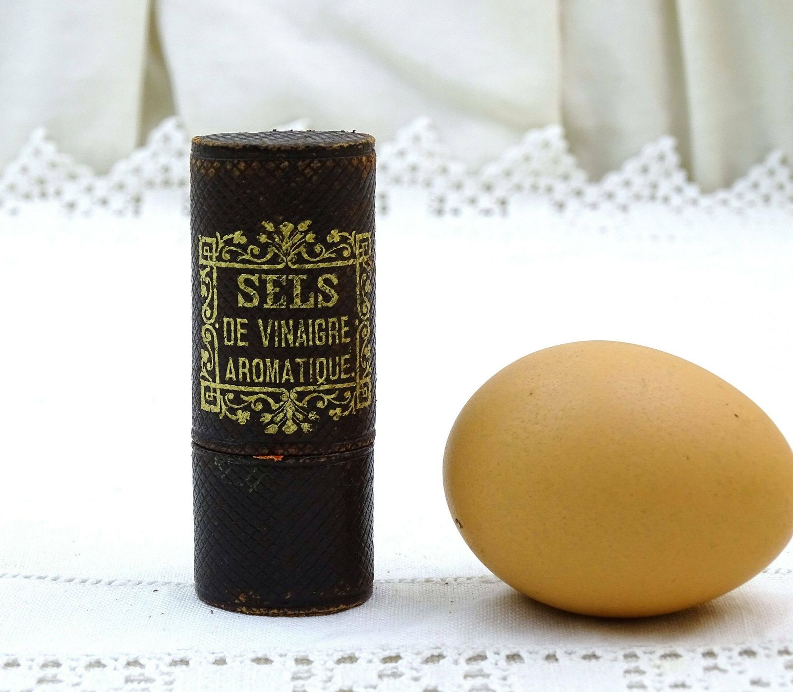 Klein Antiek Frans Flesje Voor Reukzout Met Houder Voor "Sels De Vinaigre Aromatique", Van Geslepen Glas – Vintage Glazen Geur /Parfumflesje photo Woonaccessoires