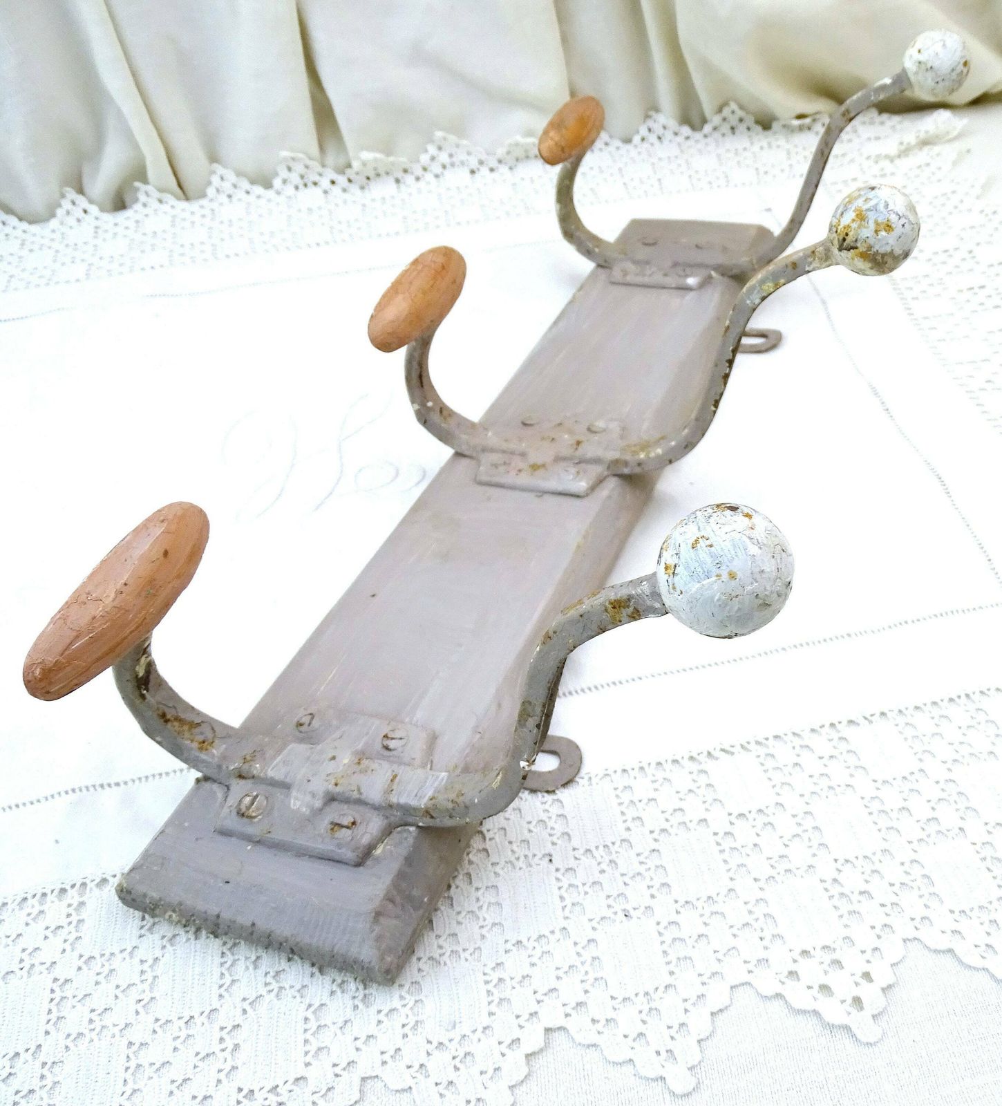 Vintage Franse Kapstok Met 3 Haken Op Houten Montageblok, Grijs Geschilderd Met Krijtverf – Vintage Accessoire Voor Het Ophangen Van Kleding, Afkomstig Uit Frankrijk photo buy